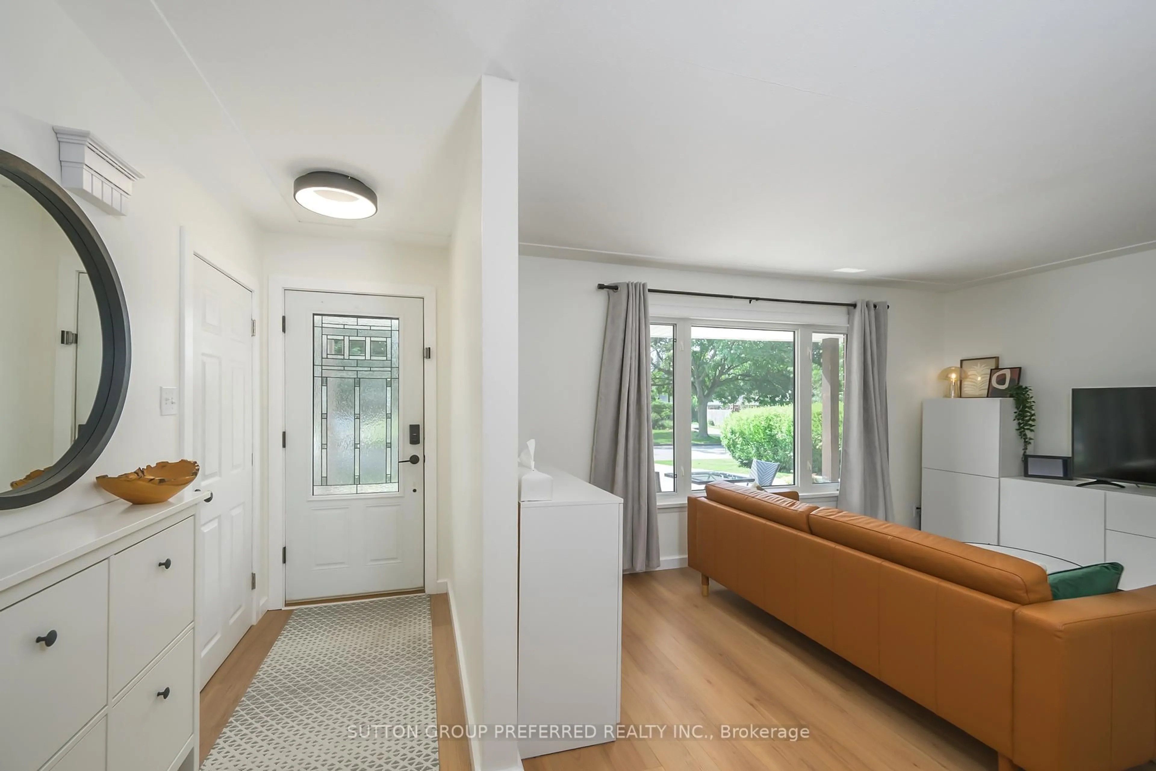 Indoor entryway for 691 Widmore Dr, London South Ontario N6J 3A8