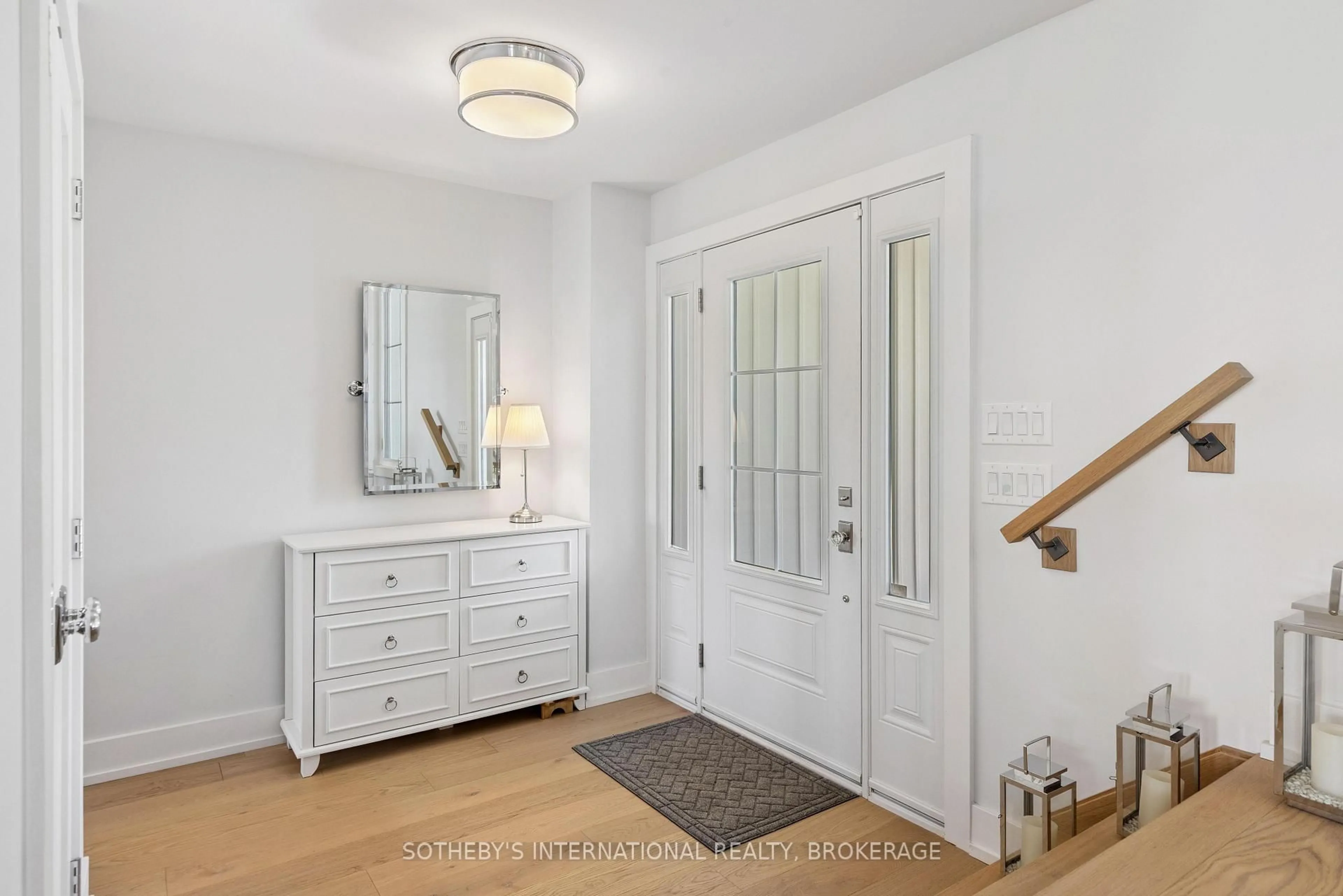 Indoor entryway for 1219 Lakeshore Rd, Niagara-on-the-Lake Ontario L0S 1J0