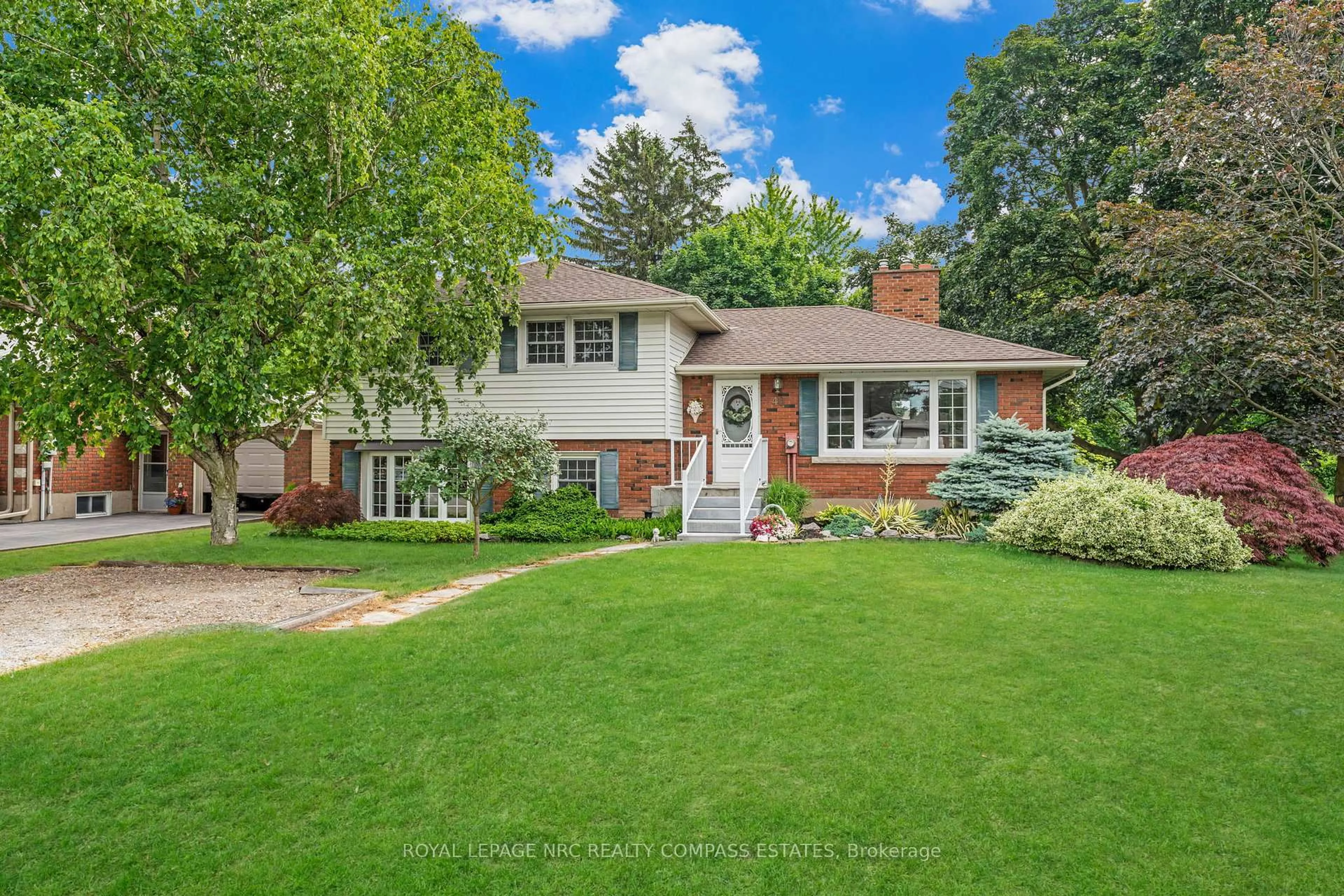Home with brick exterior material, street for 40 Henry St, Niagara-on-the-Lake Ontario L0S 1T0