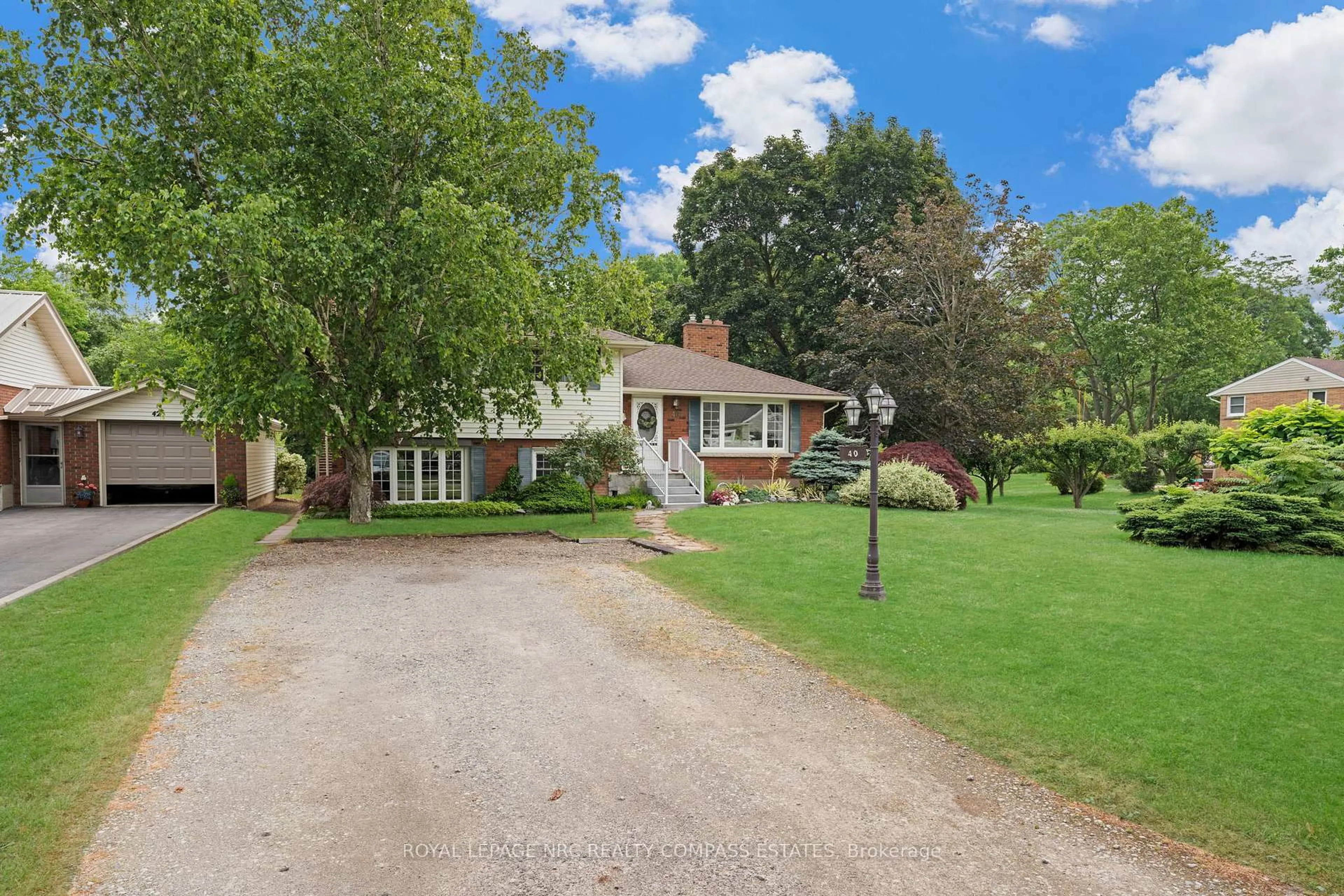 A pic from outside/outdoor area/front of a property/back of a property/a pic from drone, street for 40 Henry St, Niagara-on-the-Lake Ontario L0S 1T0