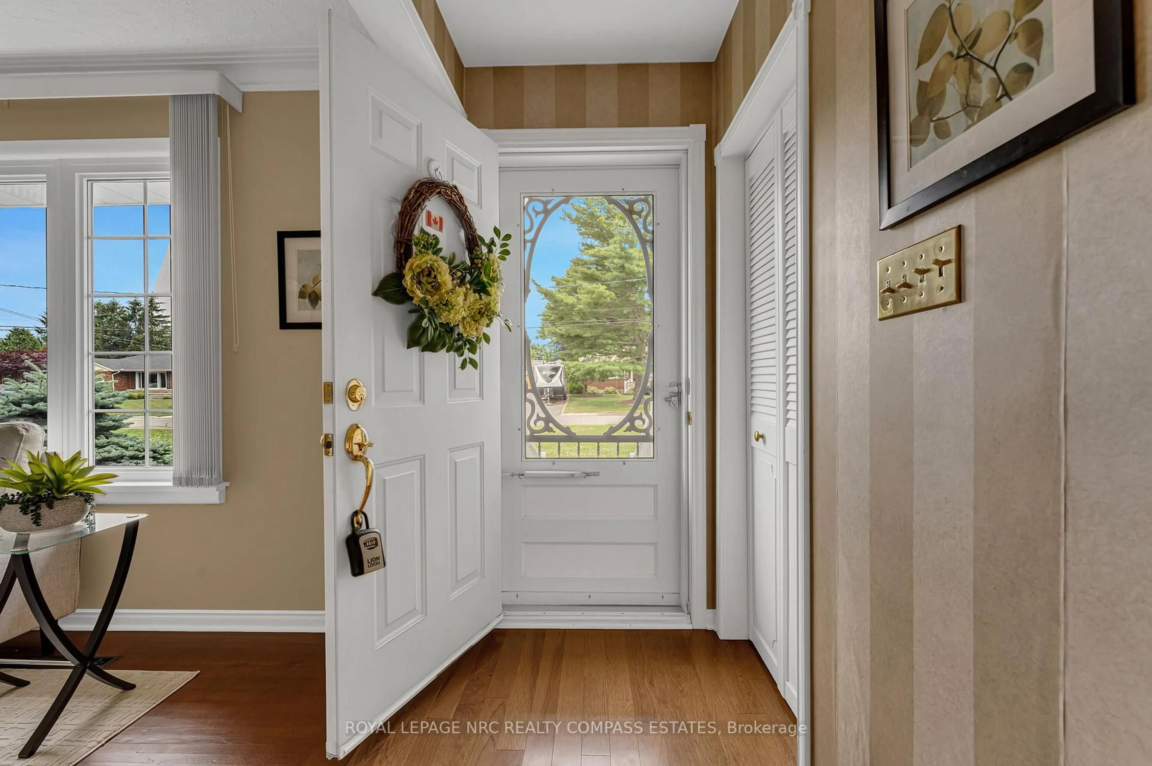Indoor entryway for 40 Henry St, Niagara-on-the-Lake Ontario L0S 1T0