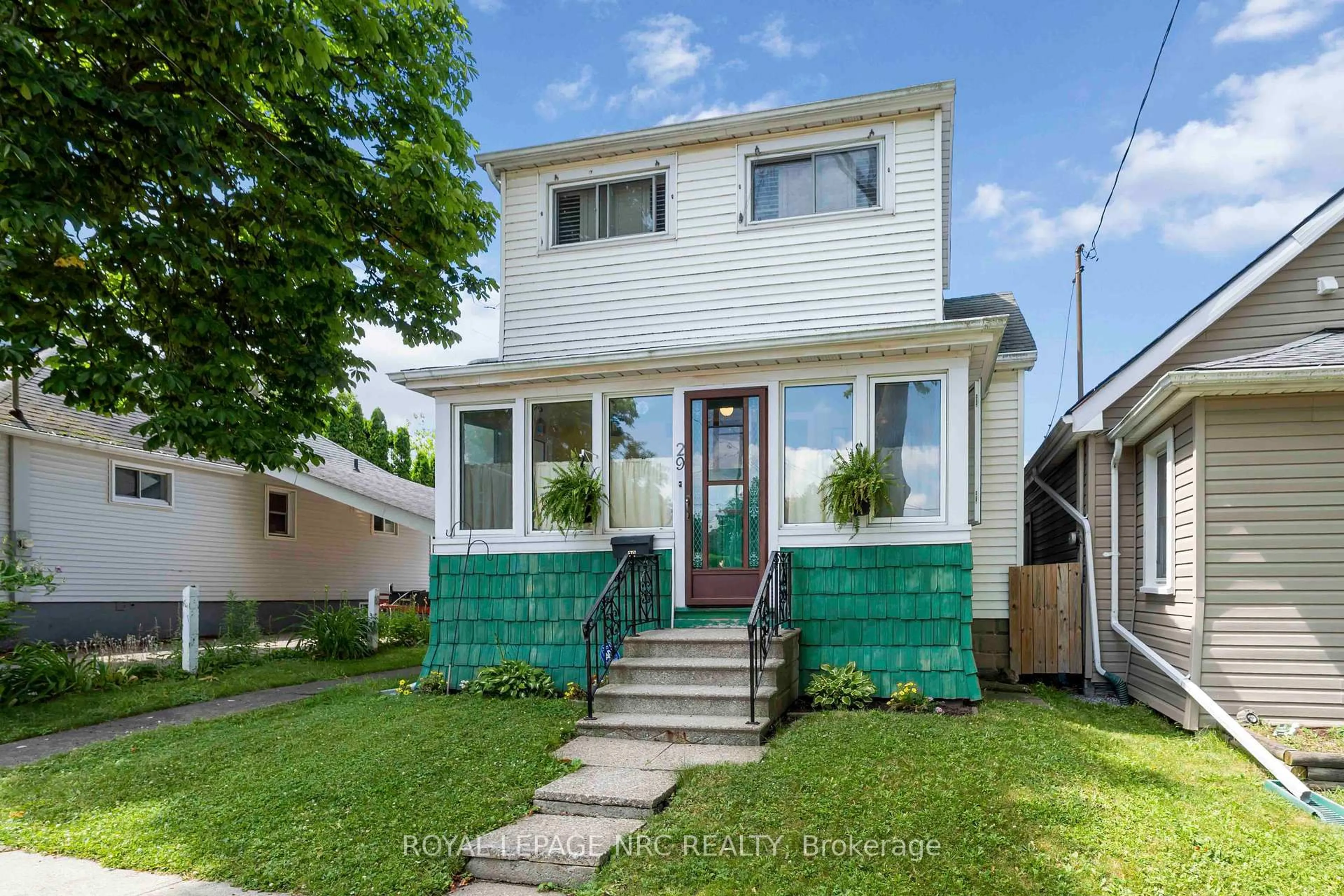 Home with vinyl exterior material, street for 29 Maplecrest Ave, St. Catharines Ontario L2T 1A7