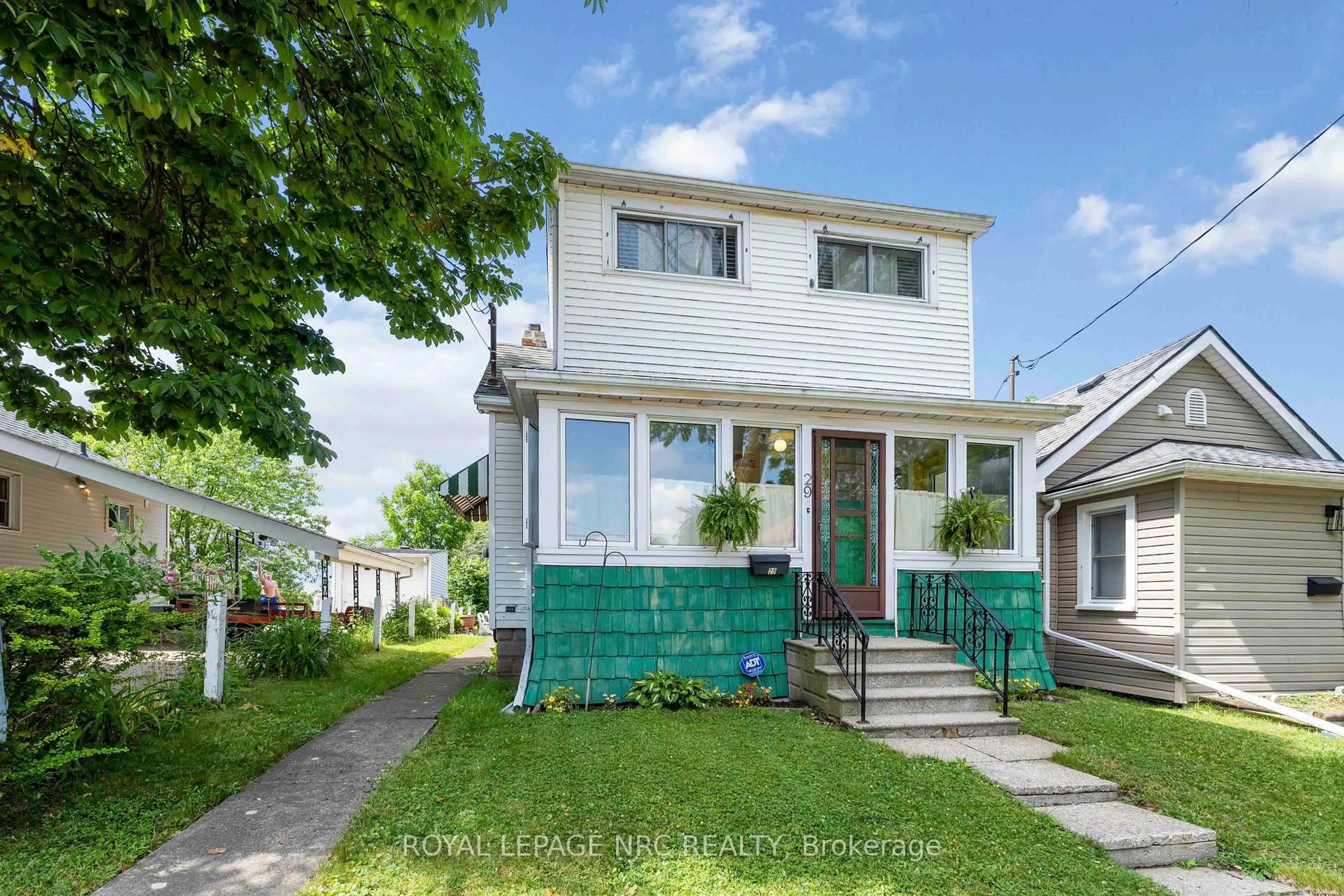 Home with vinyl exterior material, street for 29 Maplecrest Ave, St. Catharines Ontario L2T 1A7