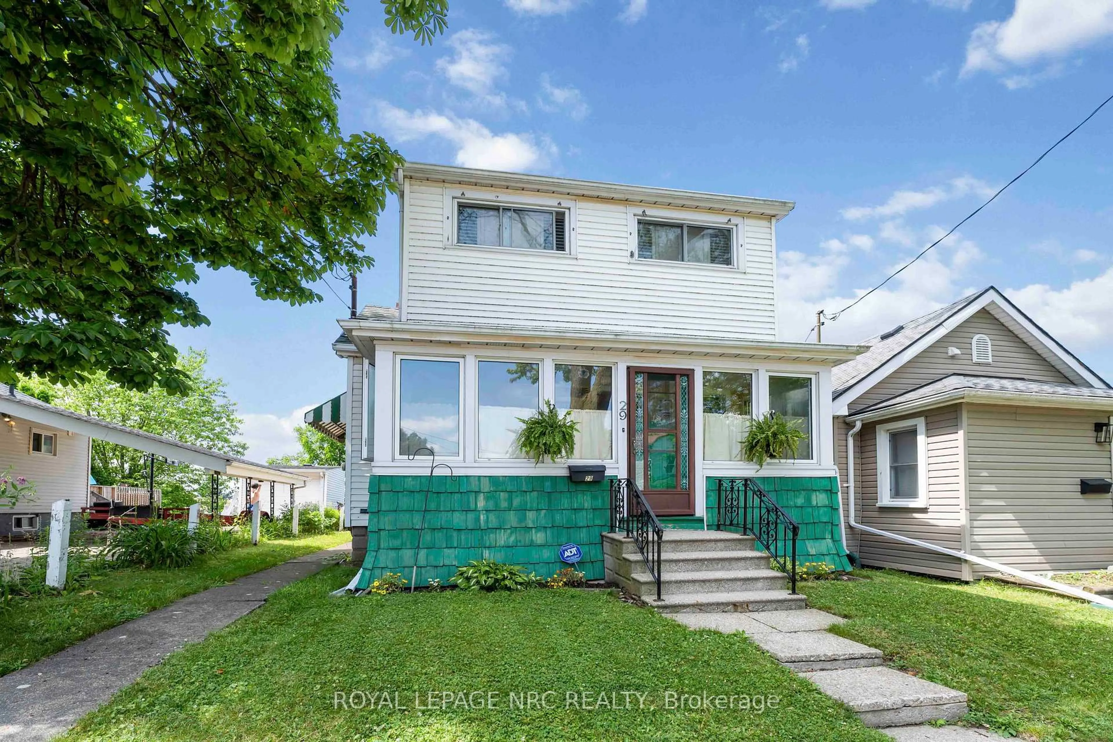 Home with vinyl exterior material, street for 29 Maplecrest Ave, St. Catharines Ontario L2T 1A7