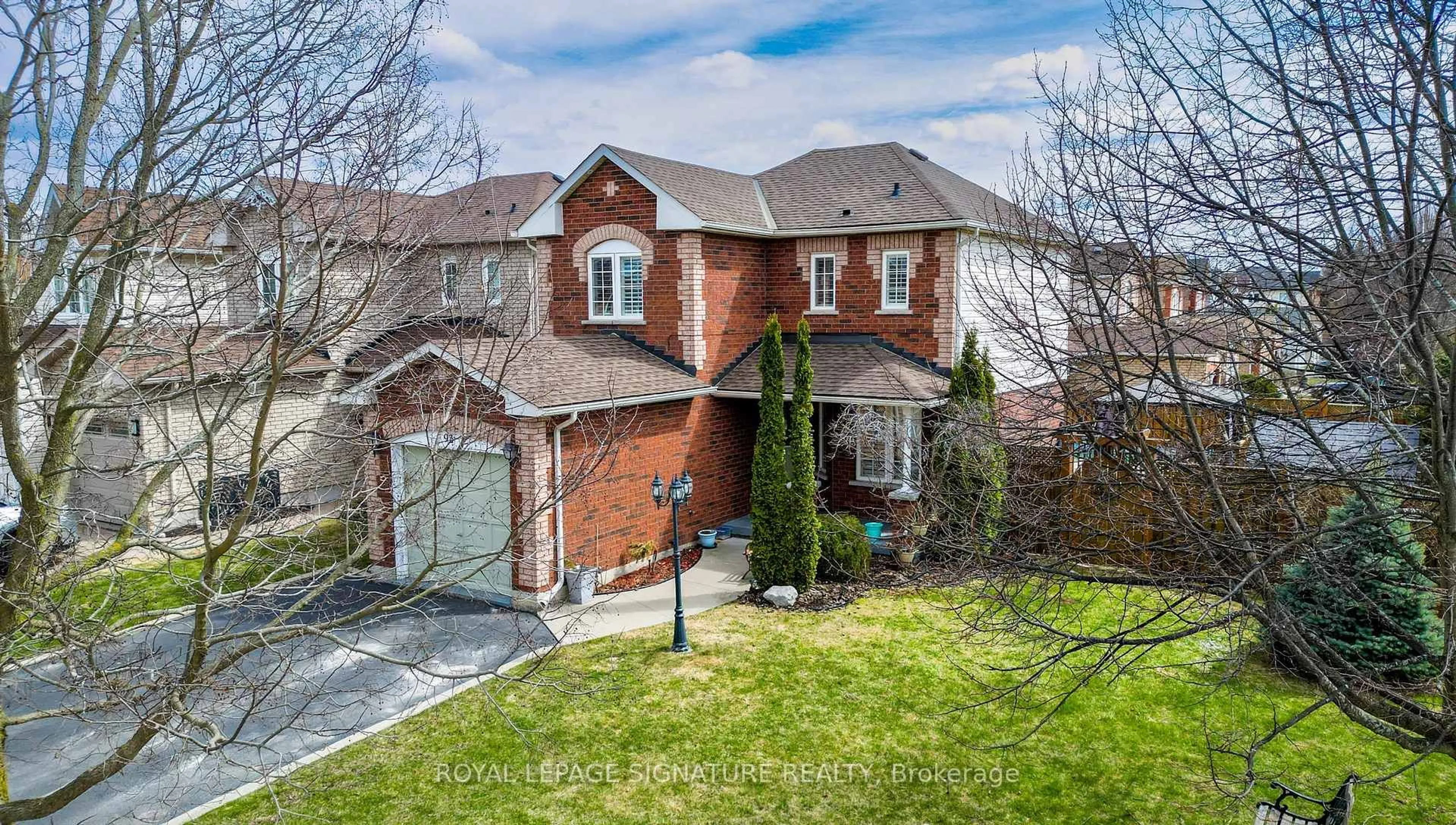 A pic from outside/outdoor area/front of a property/back of a property/a pic from drone, street for 93 Wheatland Dr, Cambridge Ontario N1P 1C5
