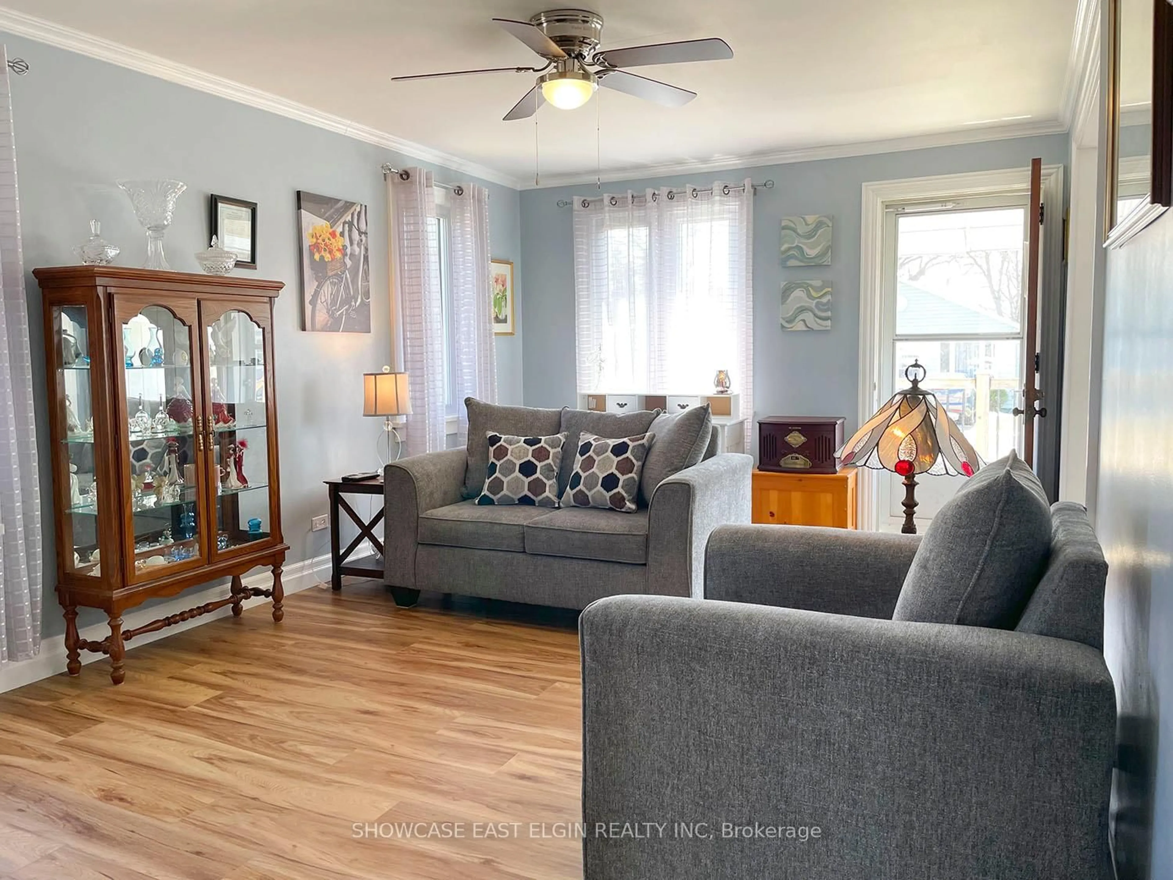 Living room with furniture, unknown for 25 CHESTER St, St. Thomas Ontario N5R 1V1