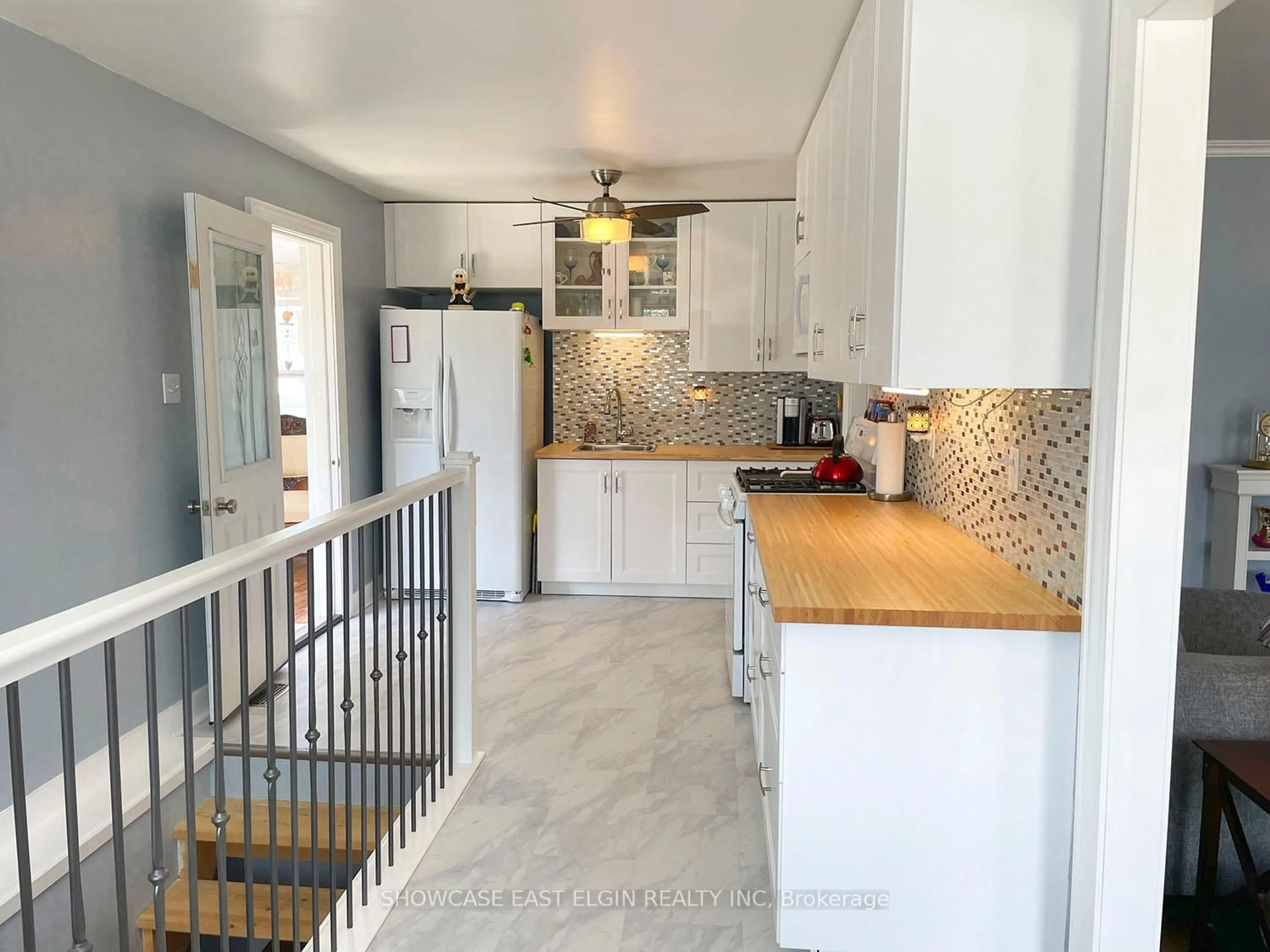 Open concept kitchen, ceramic/tile floor for 25 CHESTER St, St. Thomas Ontario N5R 1V1