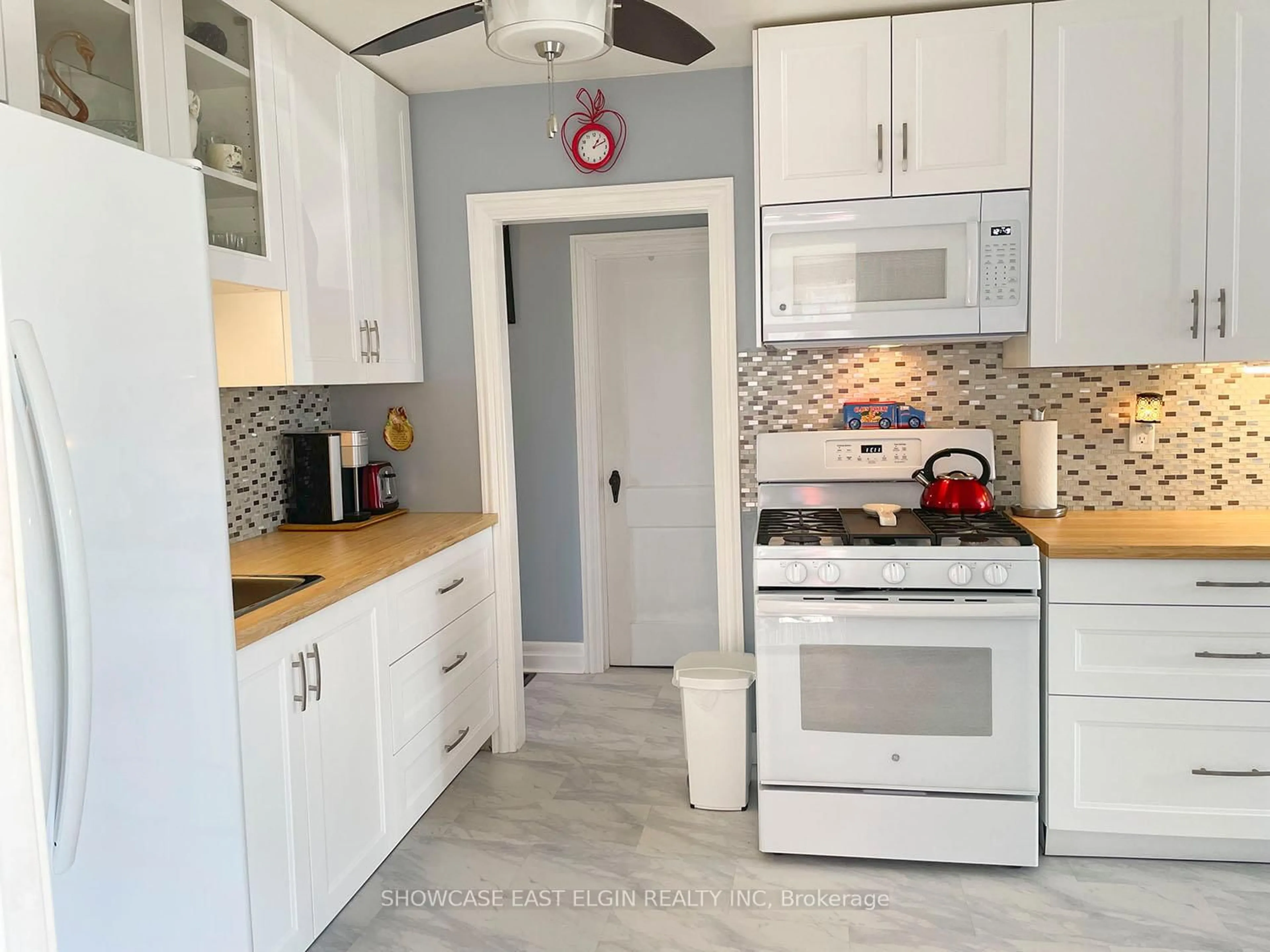 Standard kitchen, ceramic/tile floor for 25 CHESTER St, St. Thomas Ontario N5R 1V1
