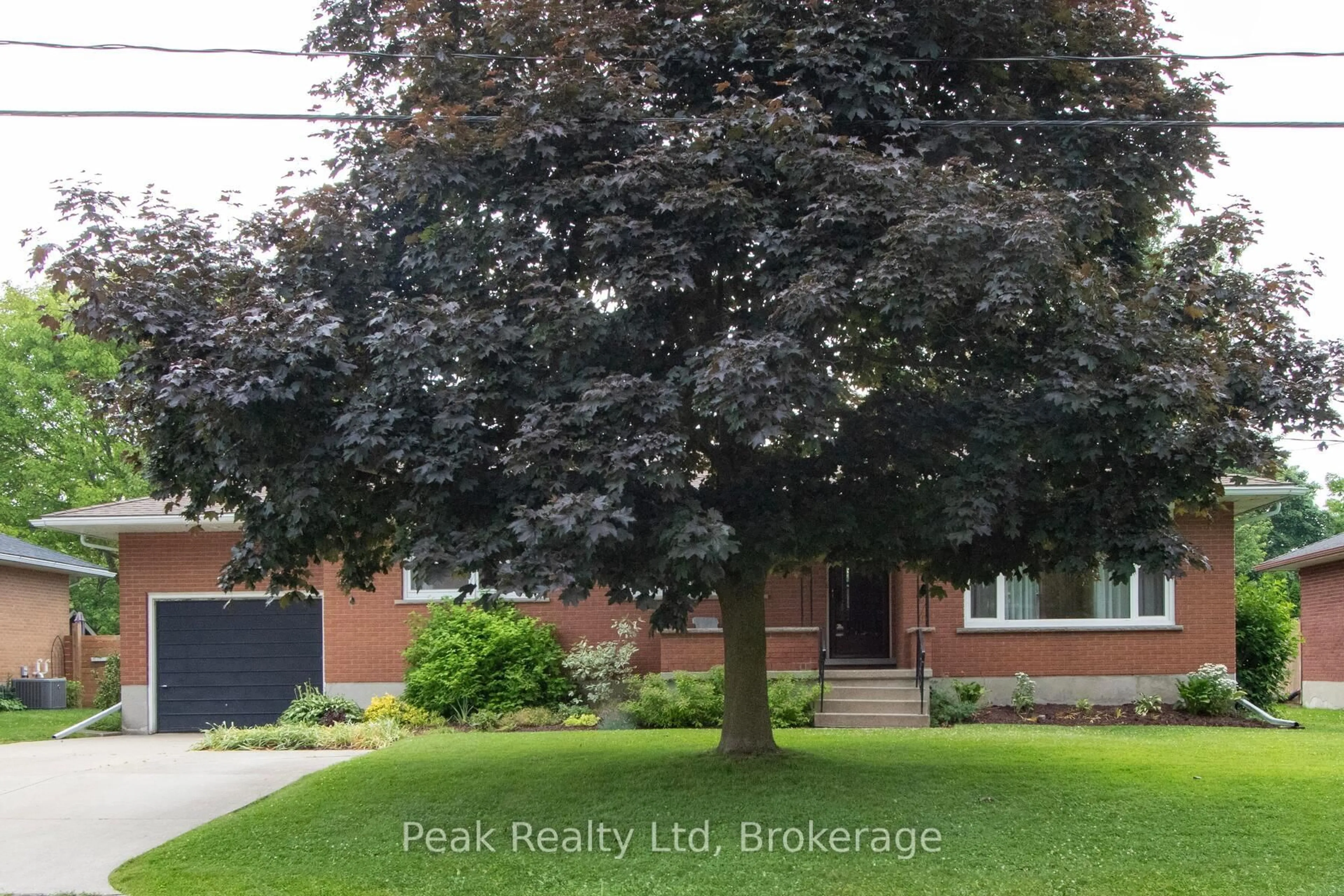 Blurry image for 670 Davidson Ave, North Perth Ontario N4W 3B1