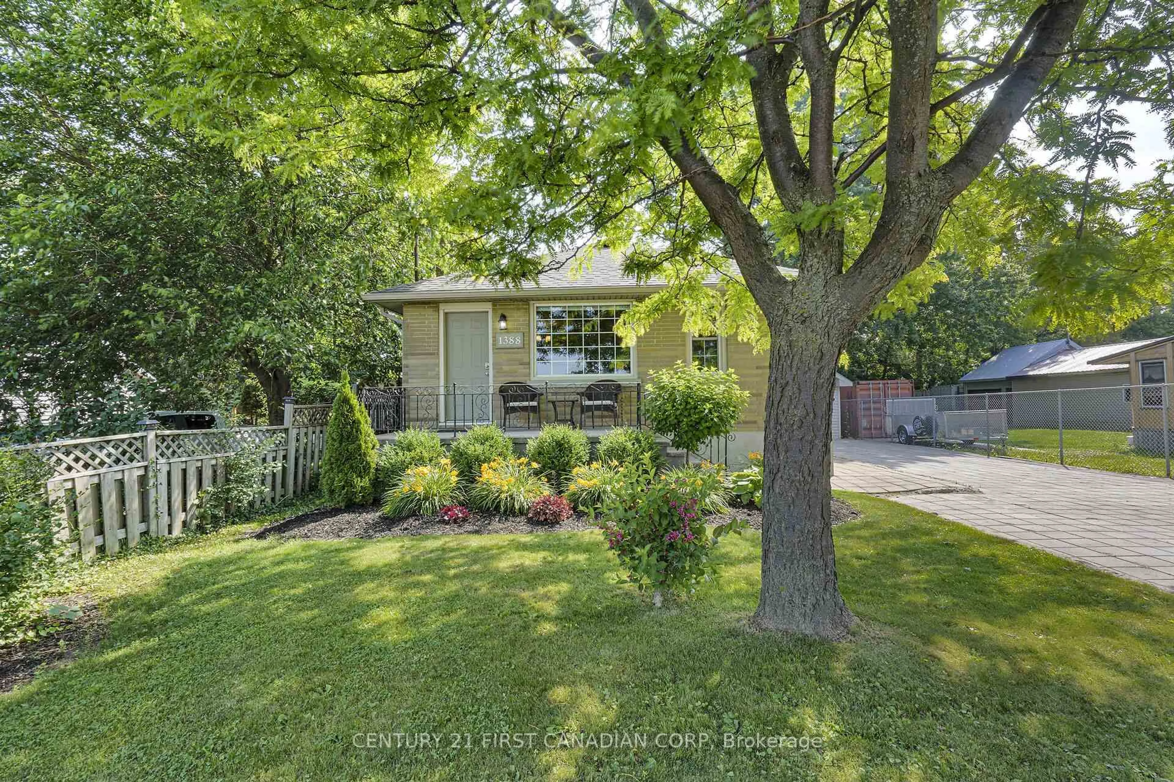 A pic from outside/outdoor area/front of a property/back of a property/a pic from drone, street for 1388 Crumlin Sdrd, London East Ontario N5V 1S1