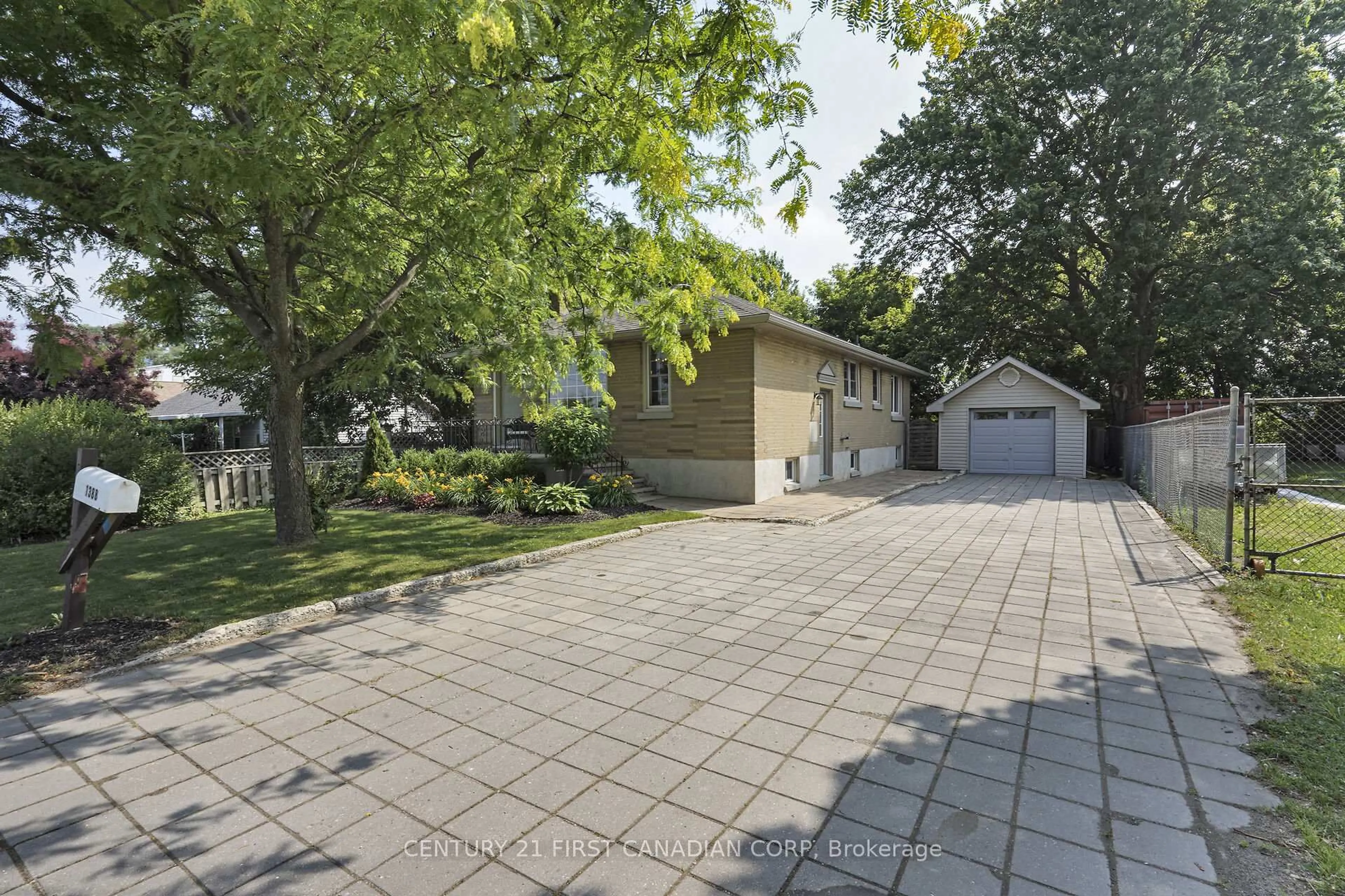 A pic from outside/outdoor area/front of a property/back of a property/a pic from drone, street for 1388 Crumlin Sdrd, London East Ontario N5V 1S1