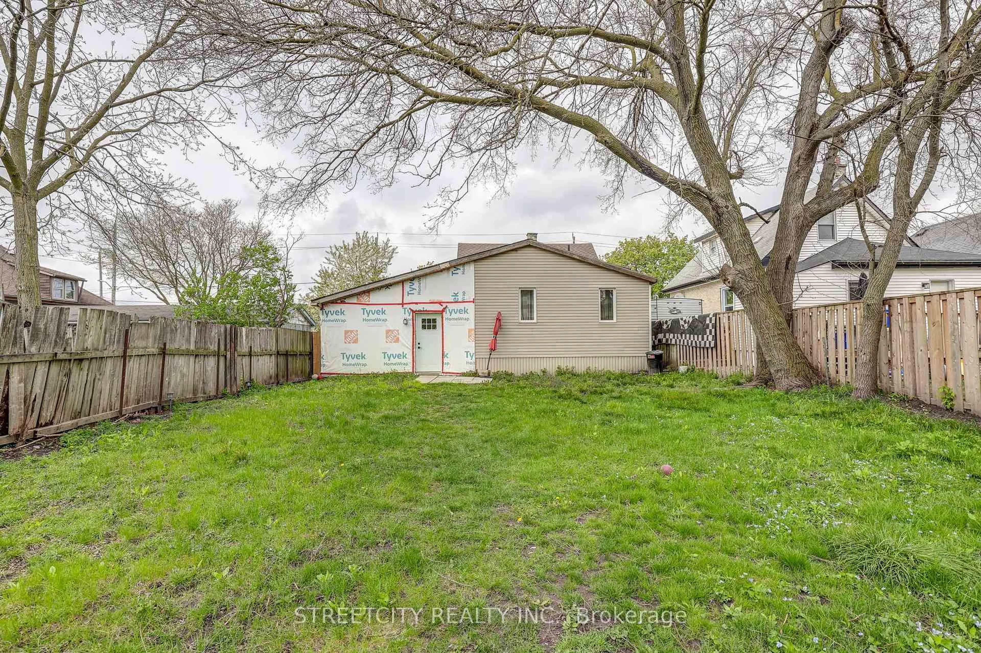 Shed for 1163 York St, London East Ontario N5W 2T8