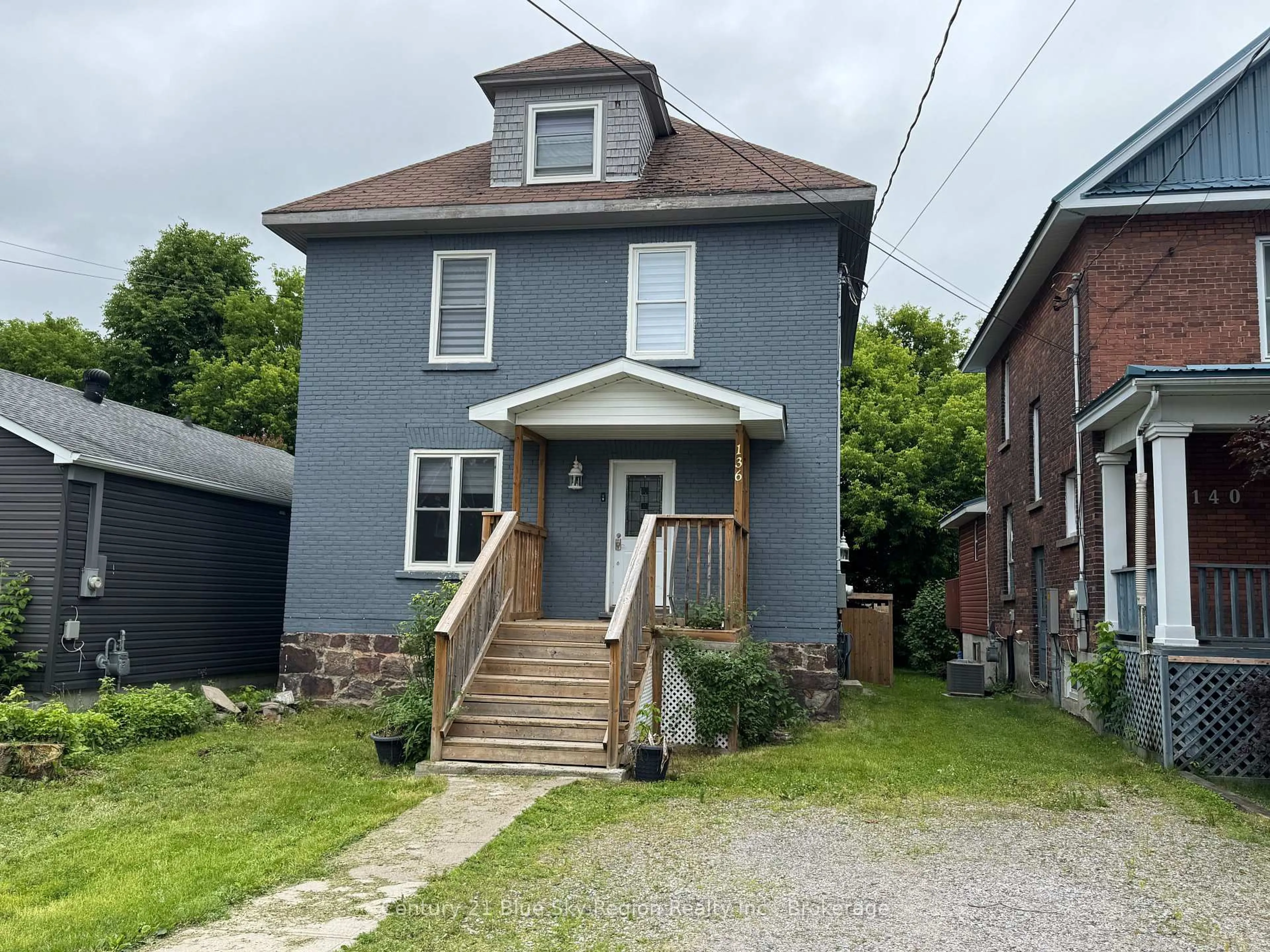 A pic from outside/outdoor area/front of a property/back of a property/a pic from drone, street for 136 Second Ave, North Bay Ontario P1B 1L2
