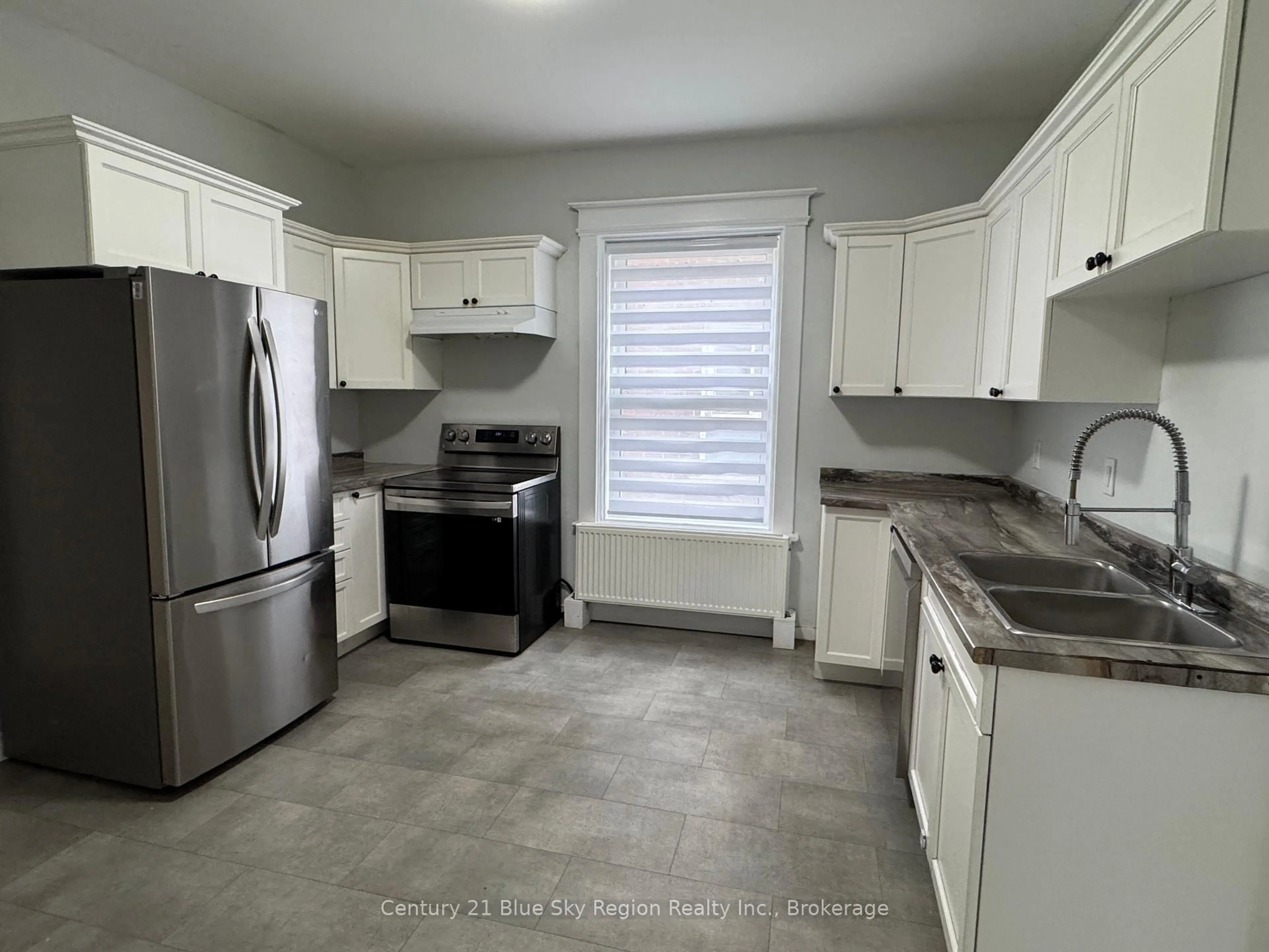 Standard kitchen, ceramic/tile floor for 136 Second Ave, North Bay Ontario P1B 1L2