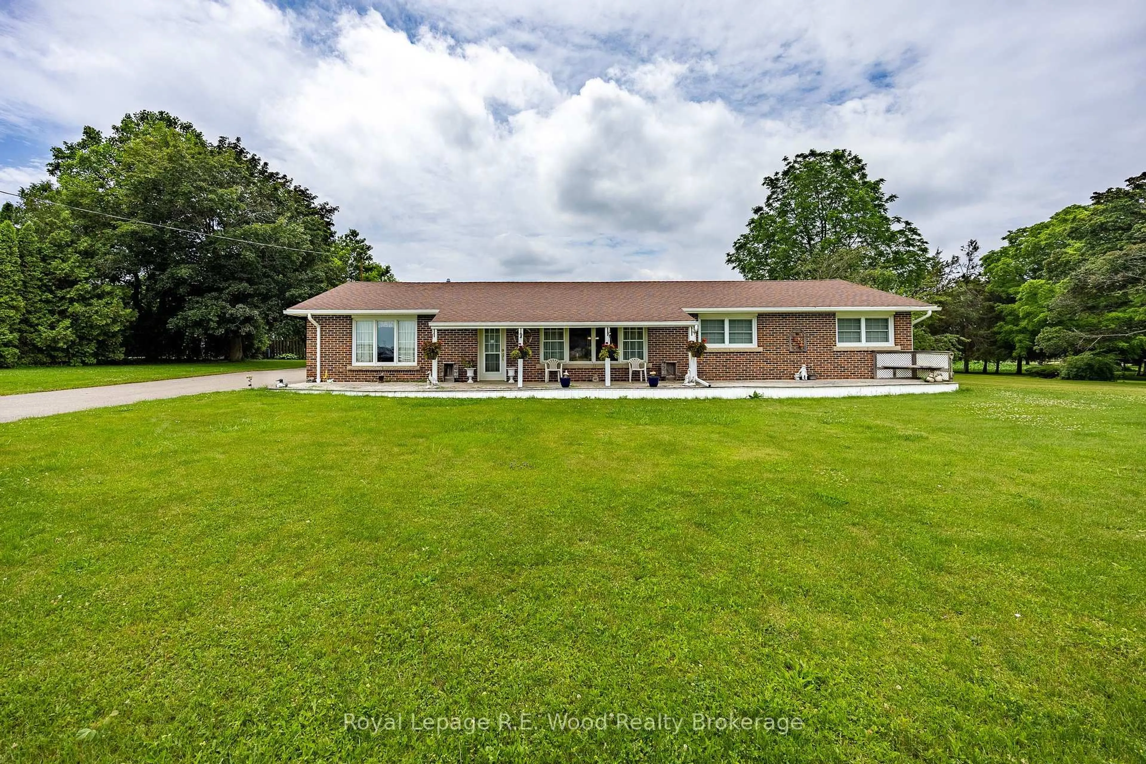 A pic from outside/outdoor area/front of a property/back of a property/a pic from drone, unknown for 332483 Plank Line, South-West Oxford Ontario N4G 4H1