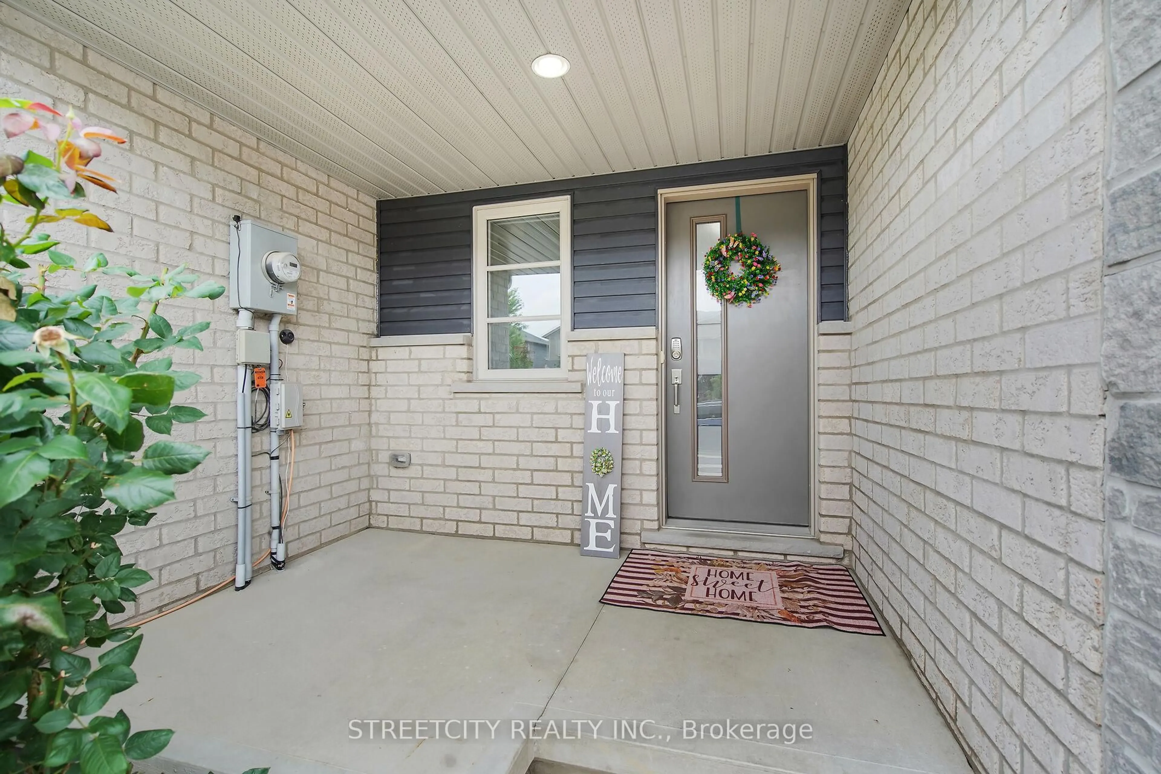 Indoor entryway for 15 EMPIRE PARKWAY St, St. Thomas Ontario N5R 0E9