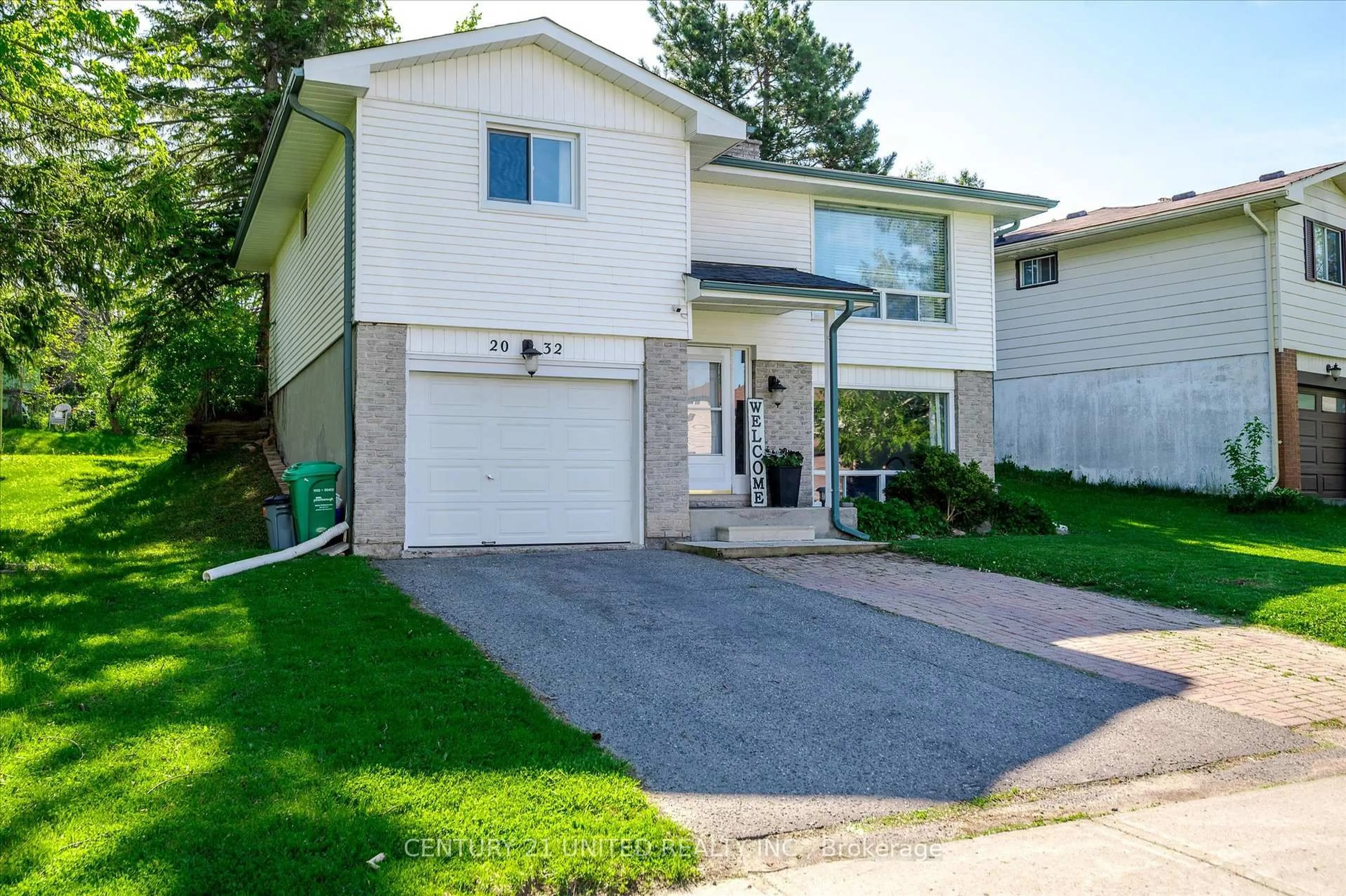 Home with vinyl exterior material, street for 2032 Walker Ave, Peterborough East Ontario K9L 1S1