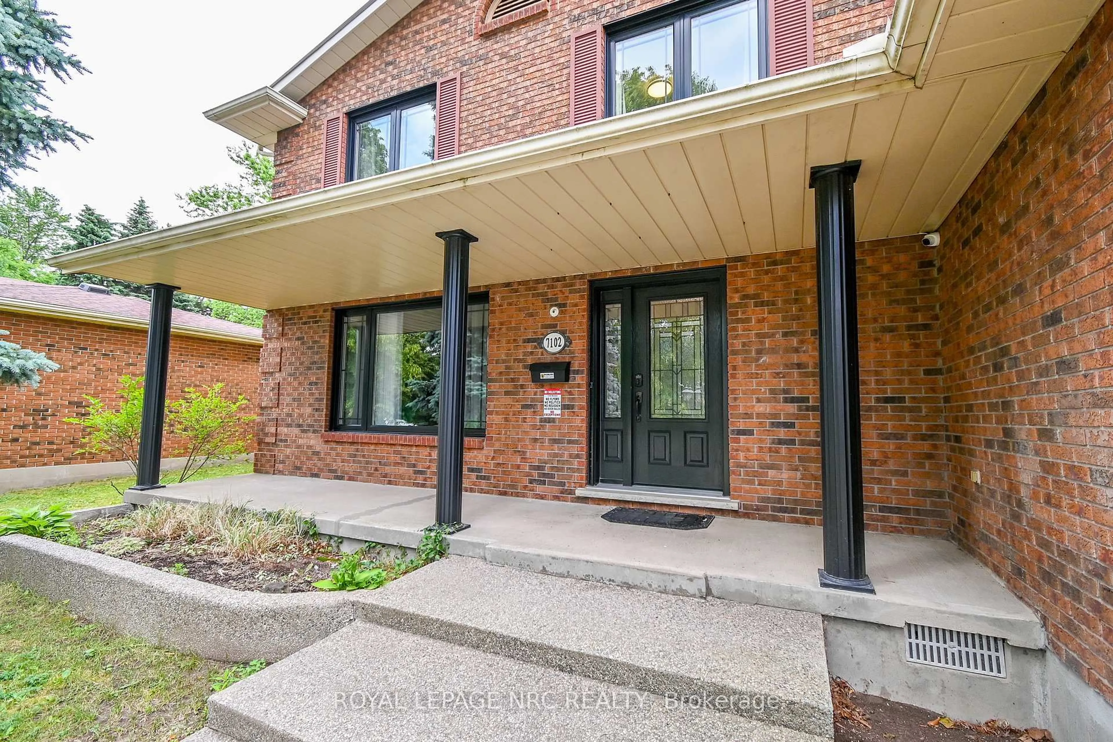 Home with brick exterior material, street for 7102 Burbank Cres, Niagara Falls Ontario L2J 4E7