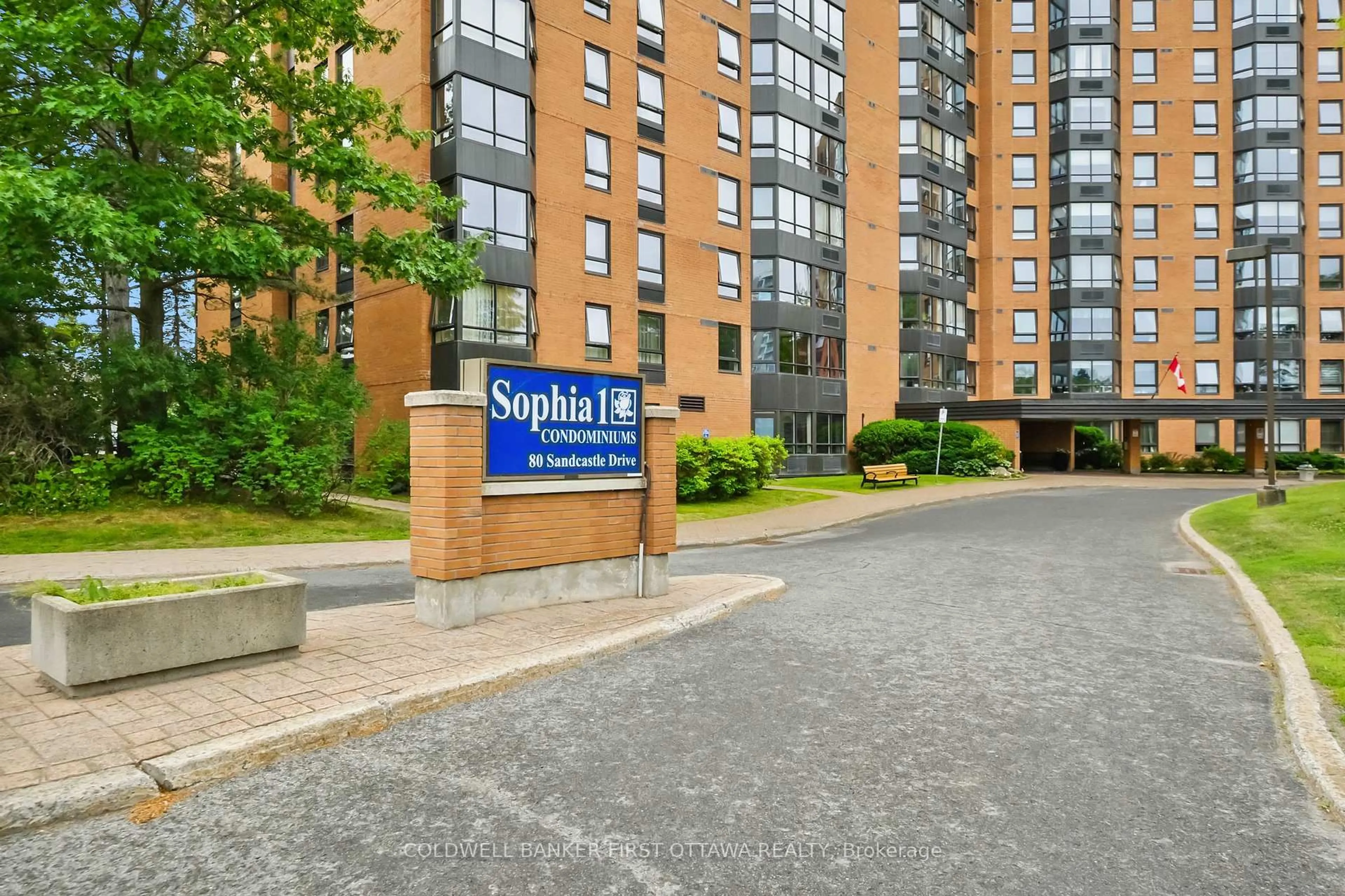 Indoor foyer for 80 Sandcastle Dr #412, Ottawa Ontario K2H 9E7