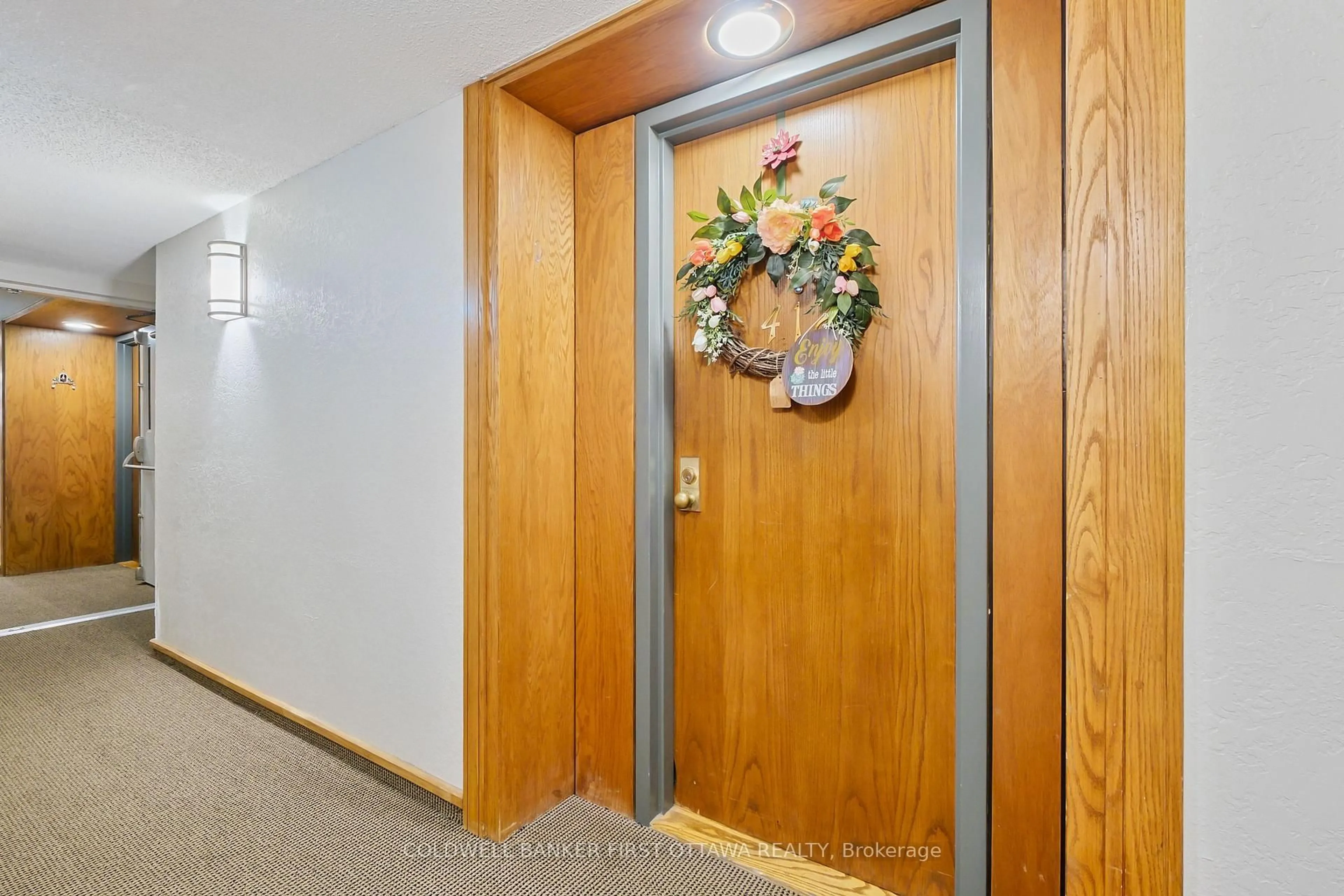 Indoor foyer for 80 Sandcastle Dr #412, Ottawa Ontario K2H 9E7