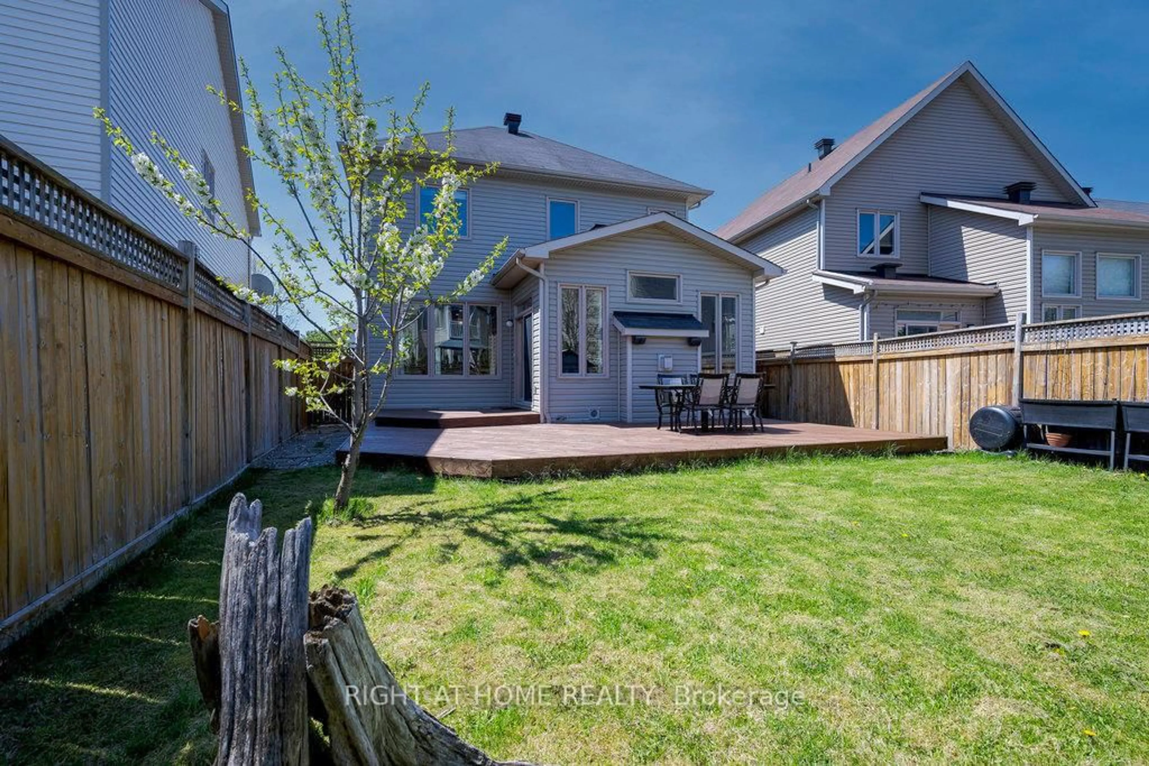 Patio, street for 218 Keyrock Dr, Kanata Ontario K2T 0B4