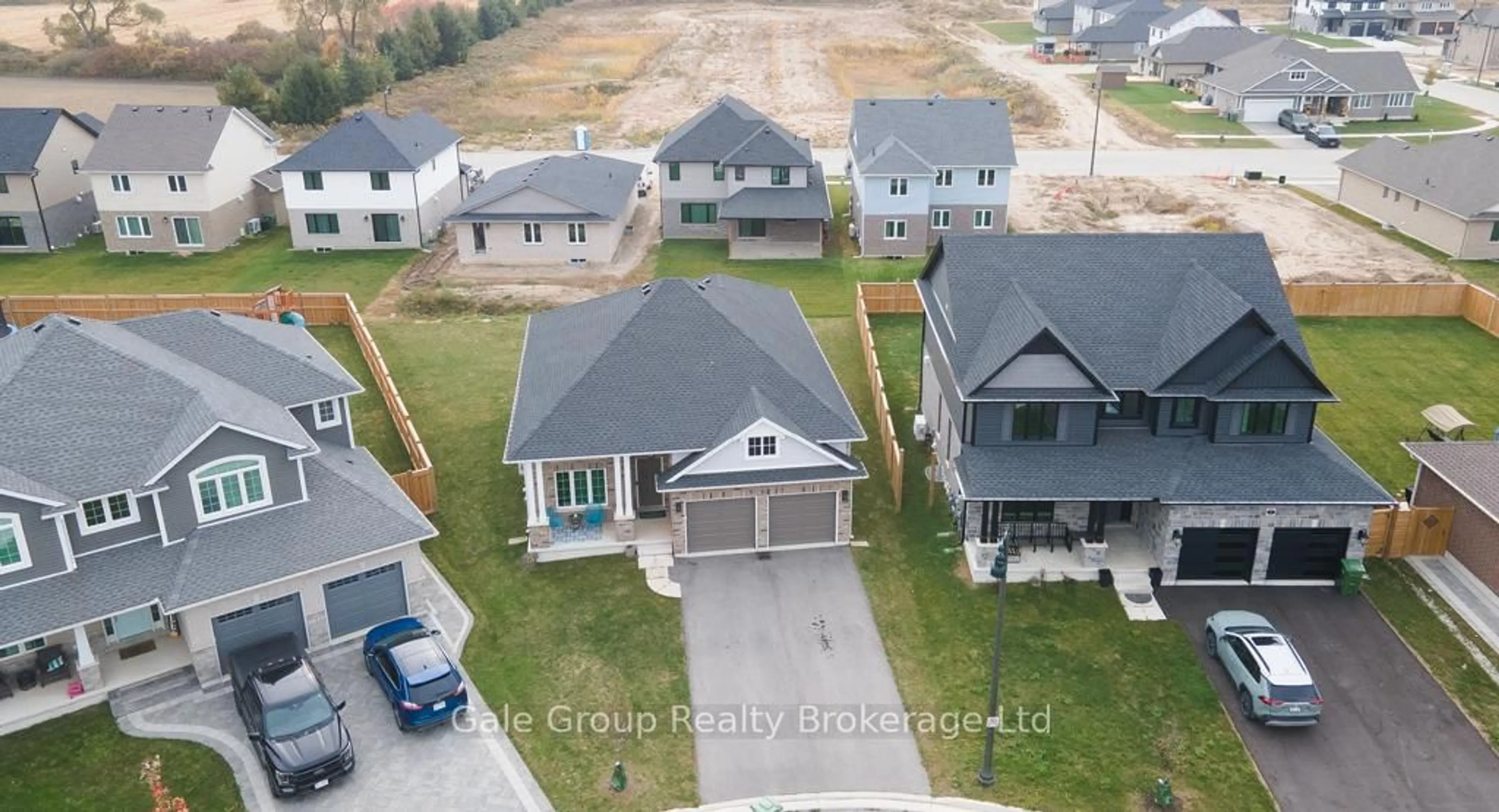 A pic from outside/outdoor area/front of a property/back of a property/a pic from drone, street for 9 Clover Circ, St. Thomas Ontario N5R 0J3