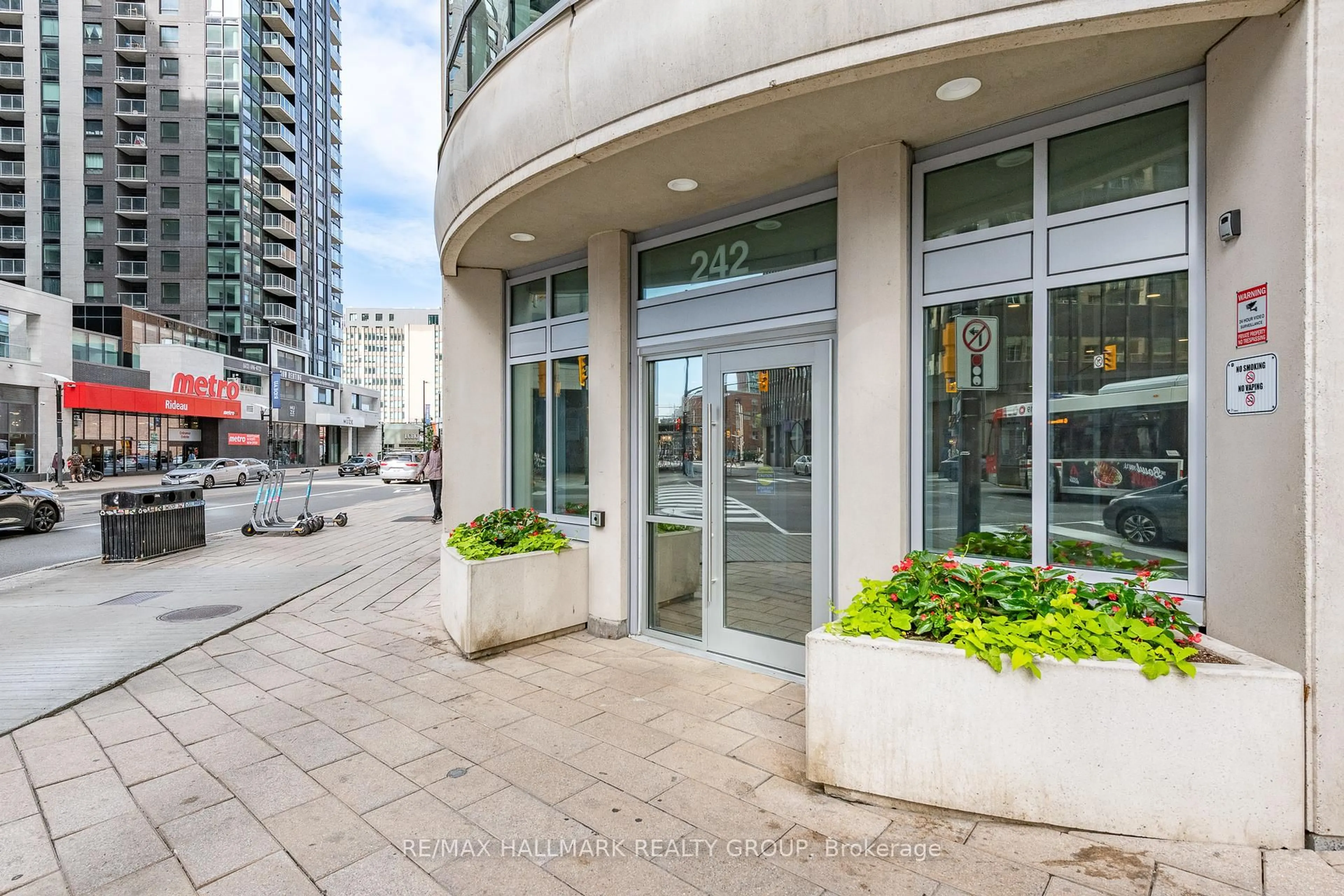 Unknown for 242 Rideau St #PH1-2702, Ottawa Ontario K1N 0B7