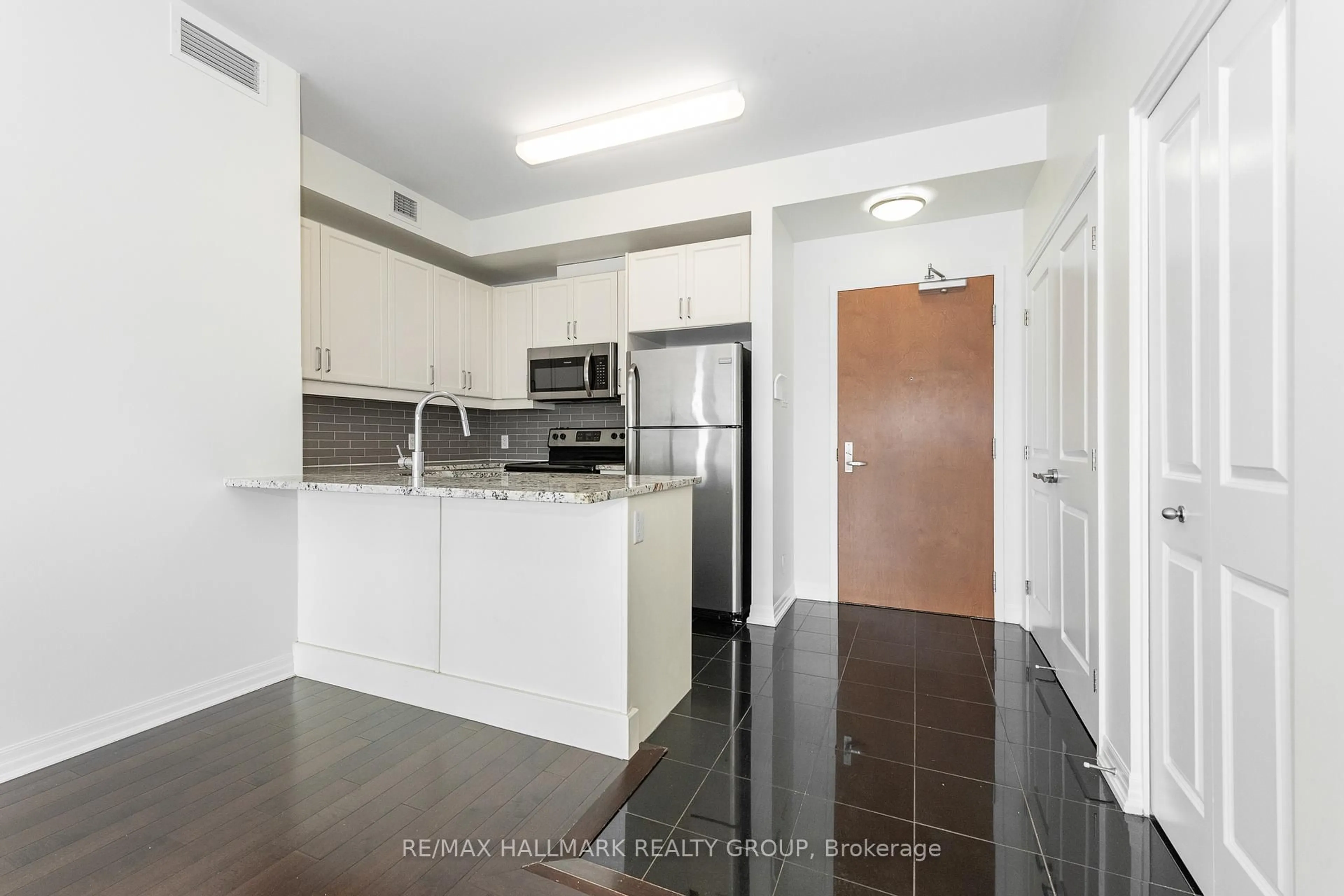 Standard kitchen, unknown for 242 Rideau St #PH1-2702, Ottawa Ontario K1N 0B7