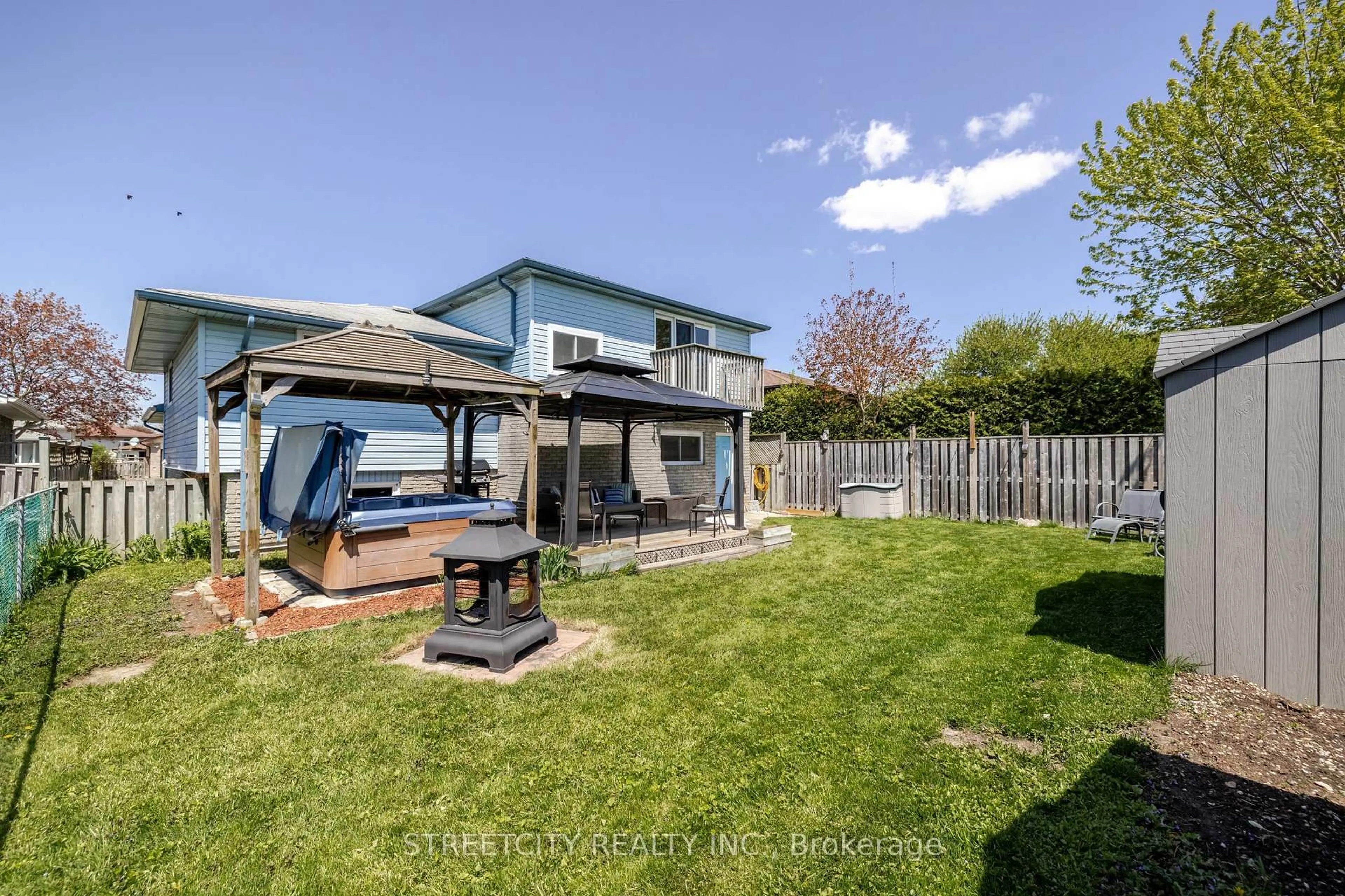 A pic from outside/outdoor area/front of a property/back of a property/a pic from drone, unknown for 34 BRIDLINGTON Rd, London South Ontario N6E 1X4