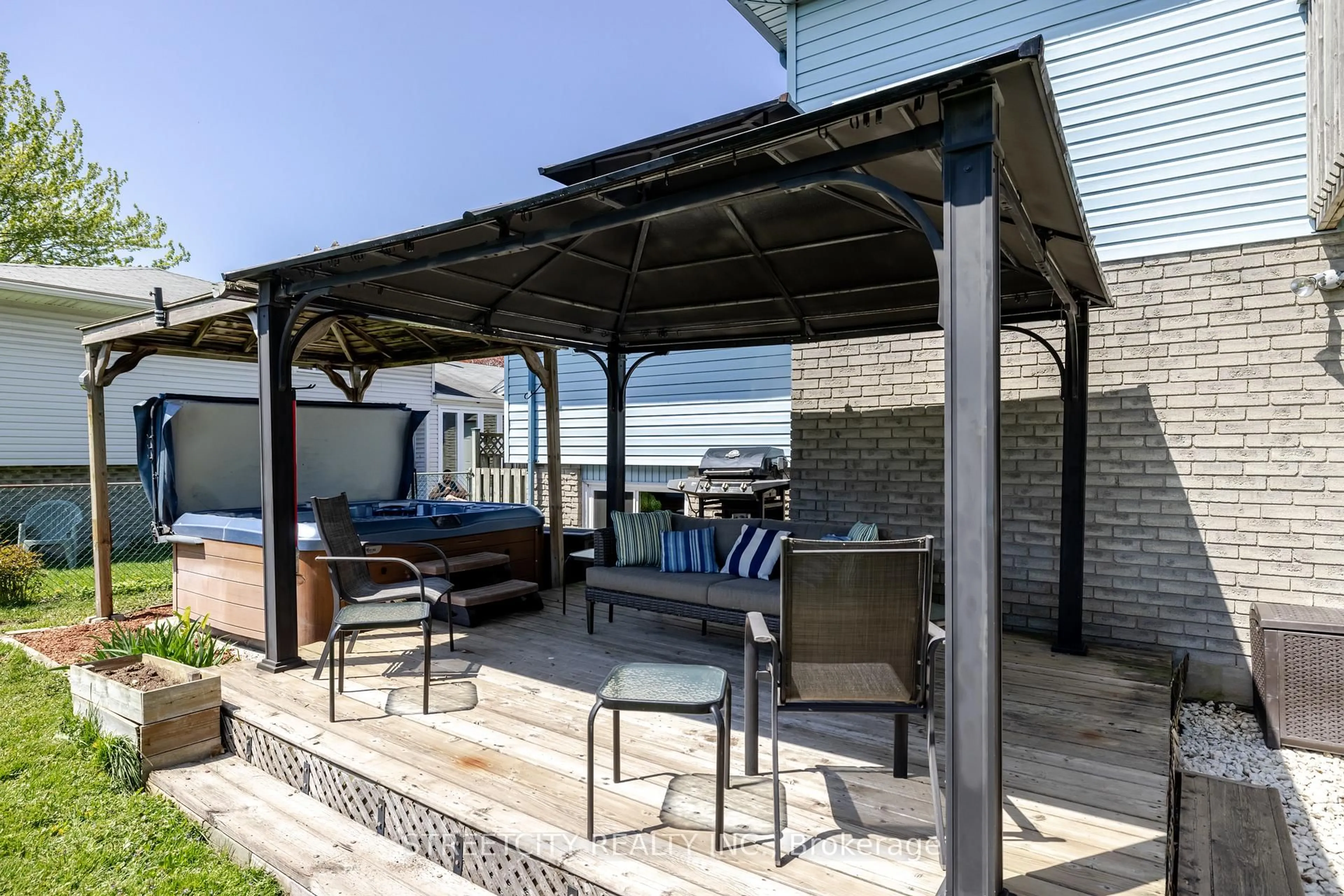 Patio, street for 34 BRIDLINGTON Rd, London South Ontario N6E 1X4