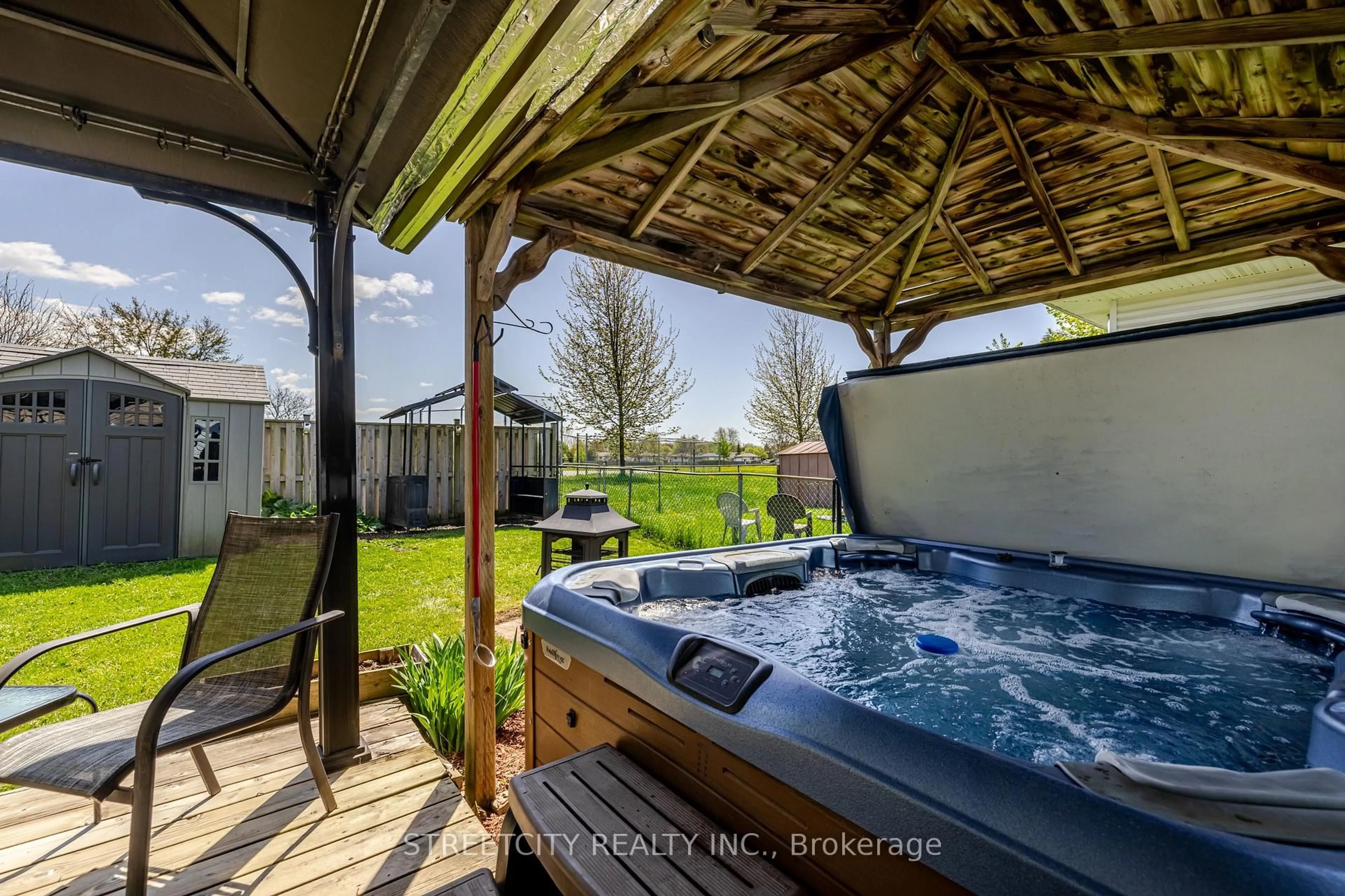 Patio, water/lake/river/ocean view for 34 BRIDLINGTON Rd, London South Ontario N6E 1X4