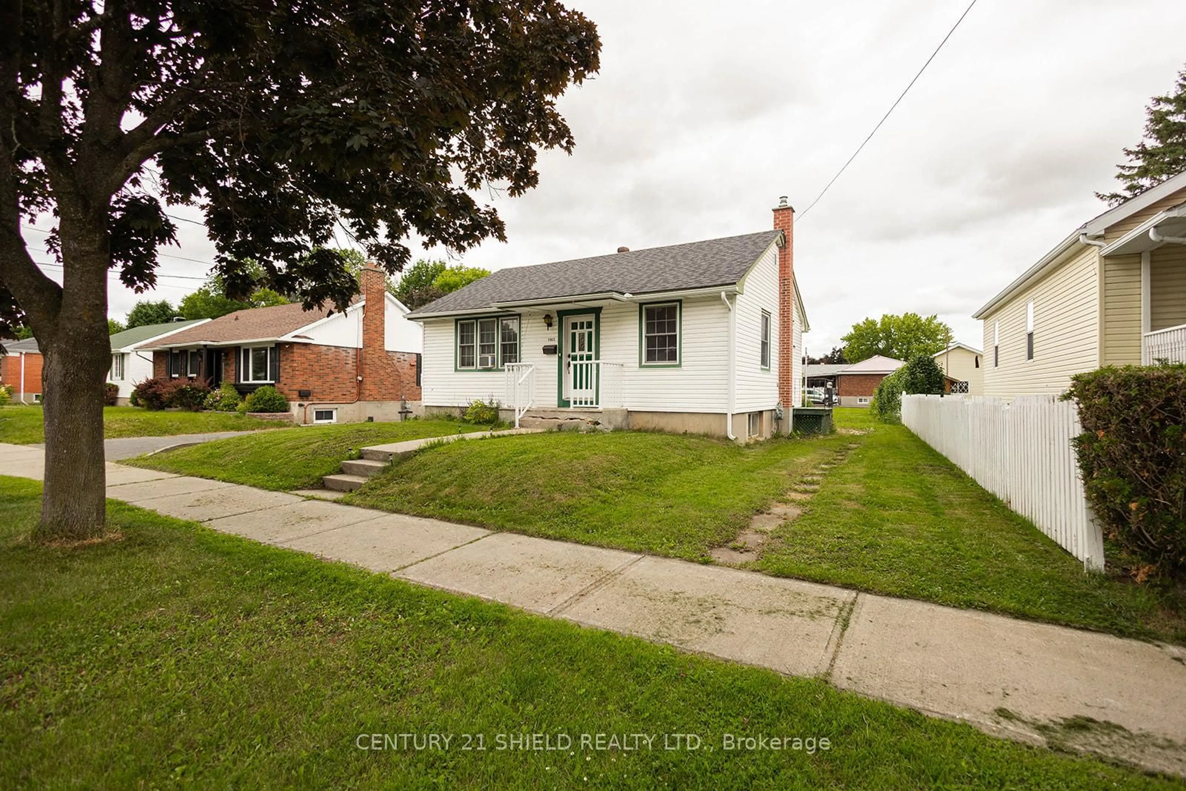 A pic from outside/outdoor area/front of a property/back of a property/a pic from drone, street for 1003 Leonard Ave, Cornwall Ontario K6J 1M1