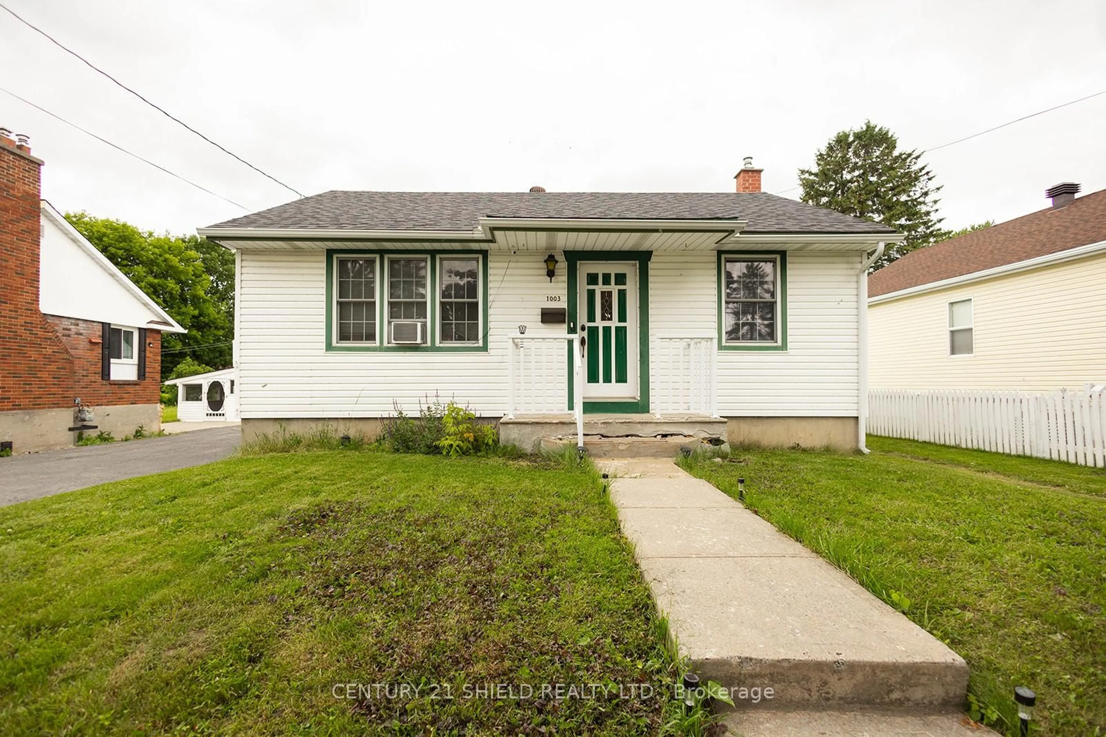 Home with vinyl exterior material, street for 1003 Leonard Ave, Cornwall Ontario K6J 1M1