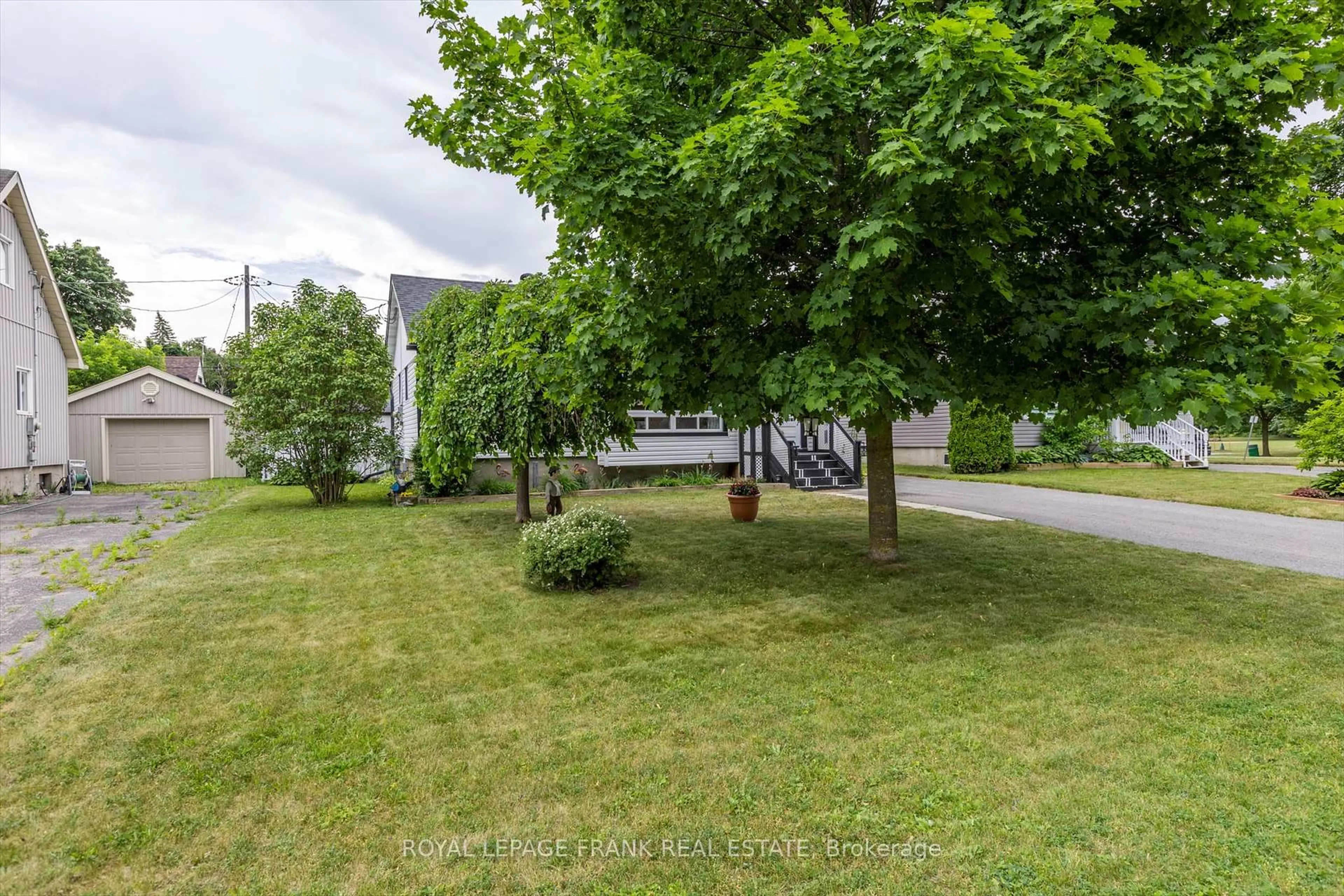 A pic from outside/outdoor area/front of a property/back of a property/a pic from drone, street for 689 Hawley St, Peterborough South Ontario K9J 4C7