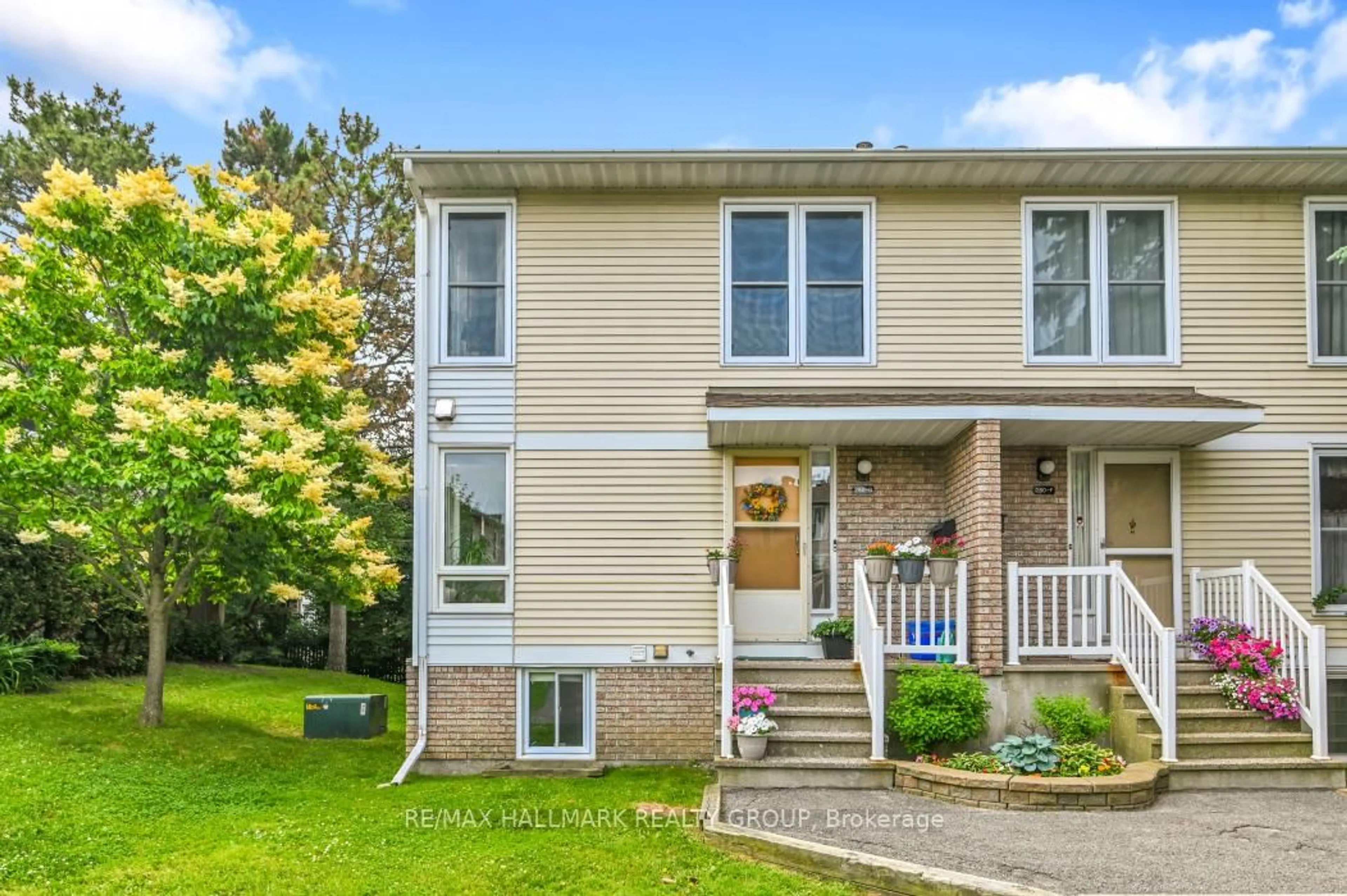 Home with vinyl exterior material, street for 280 Dalehurst Dr #G, Ottawa Ontario K2G 4J5