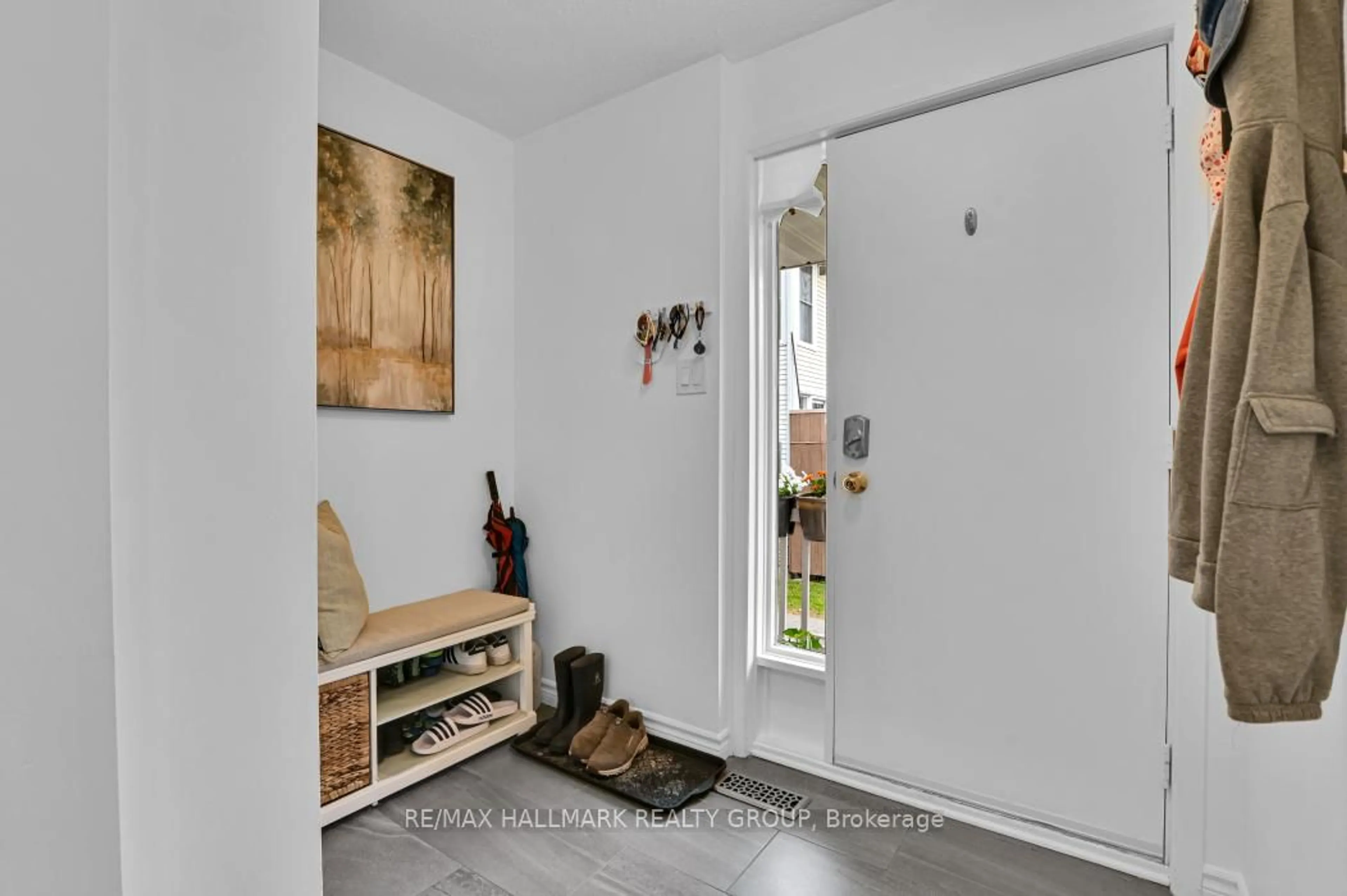 Indoor entryway for 280 Dalehurst Dr #G, Ottawa Ontario K2G 4J5