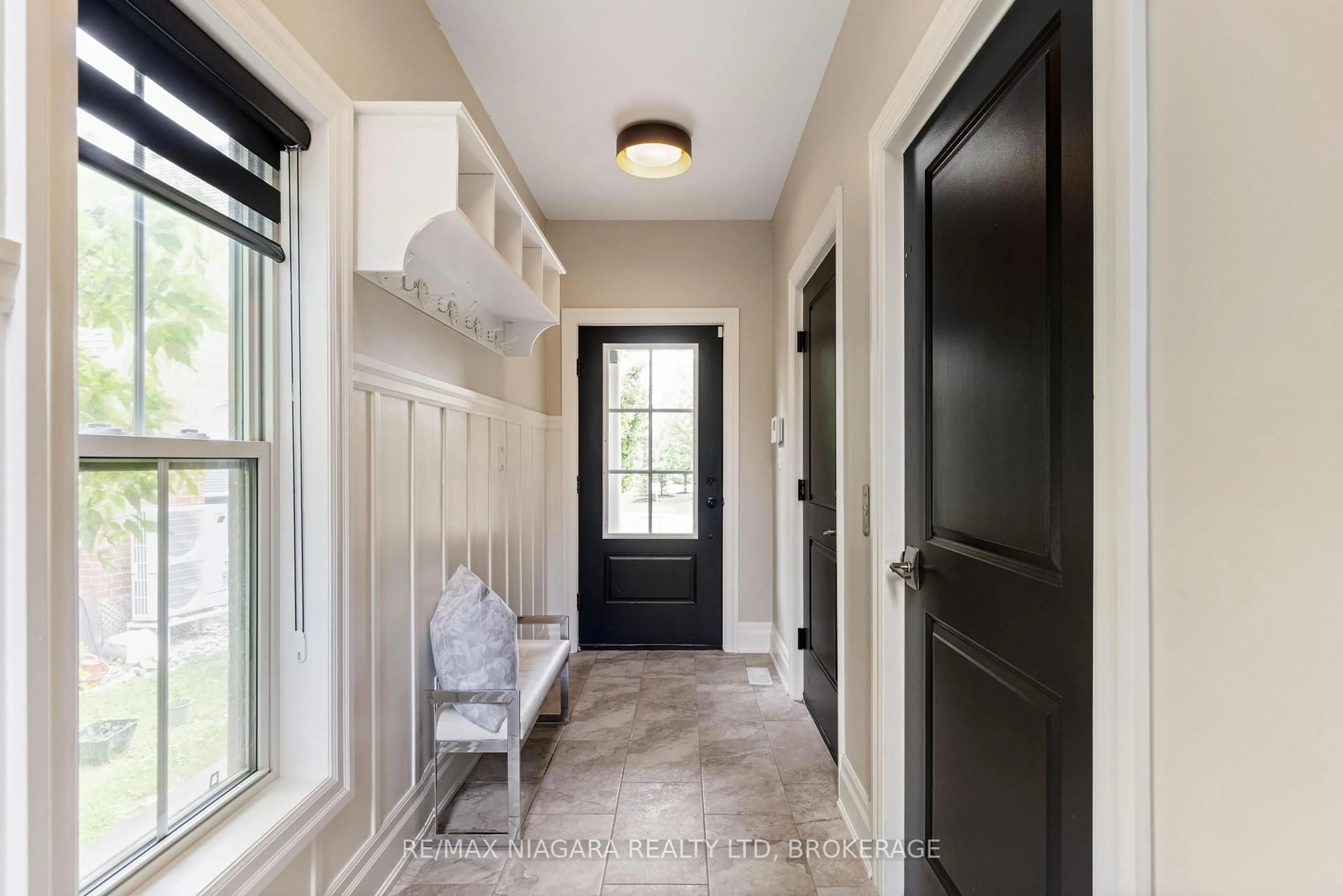 Indoor entryway for 4 Aberdeen Lane, Niagara-on-the-Lake Ontario L0S 1J0