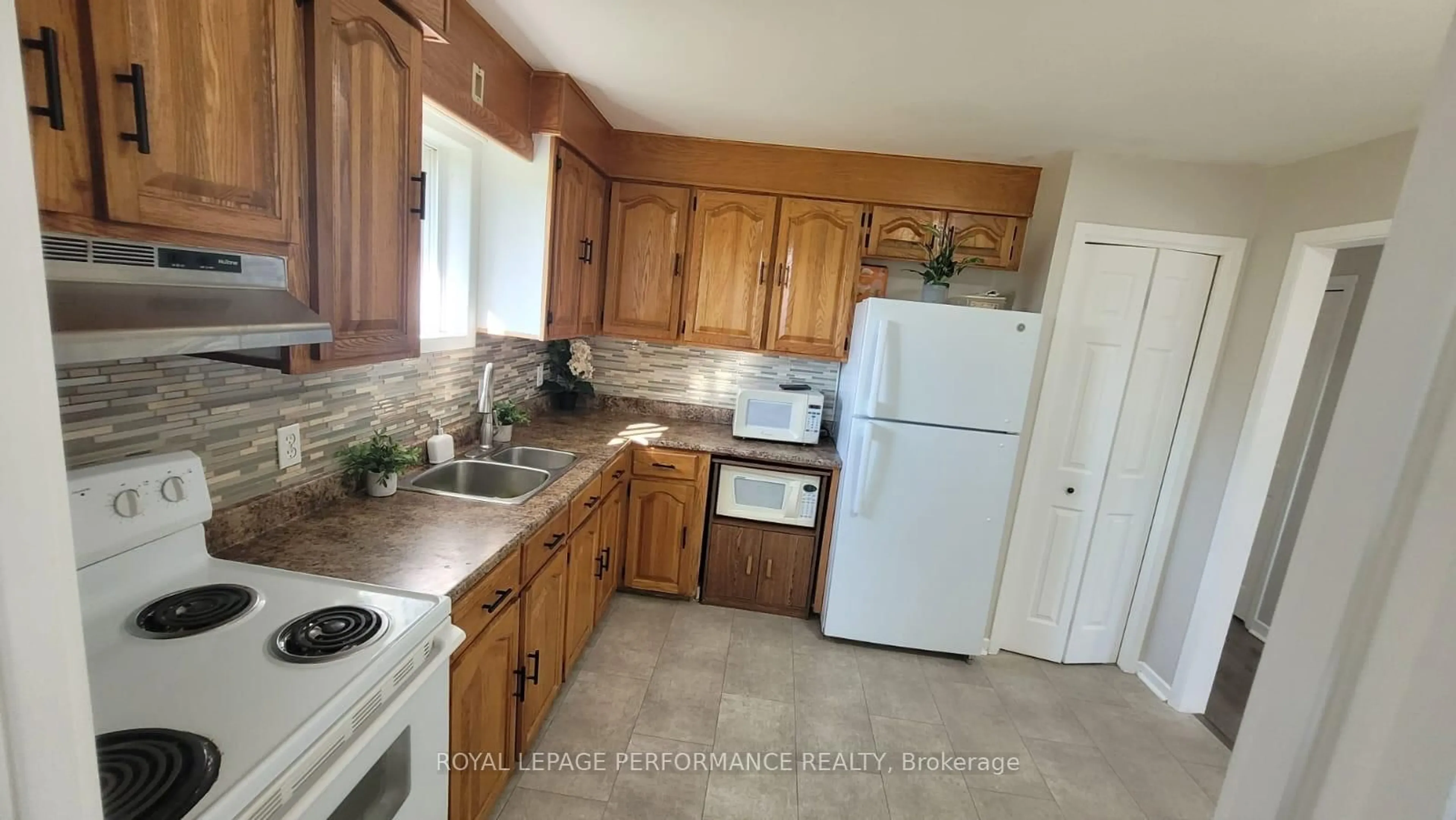 Standard kitchen, ceramic/tile floor for 2261 Pitt St, Cornwall Ontario K6K 1A4