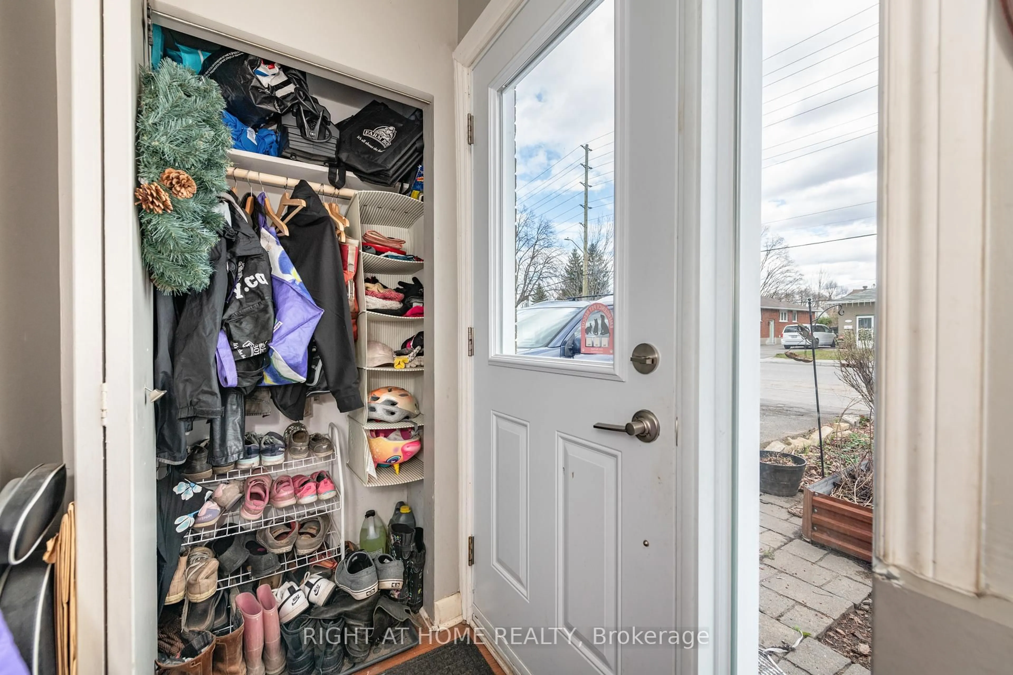 Indoor entryway for 2421 IRIS St, Ottawa Ontario K2C 1C7