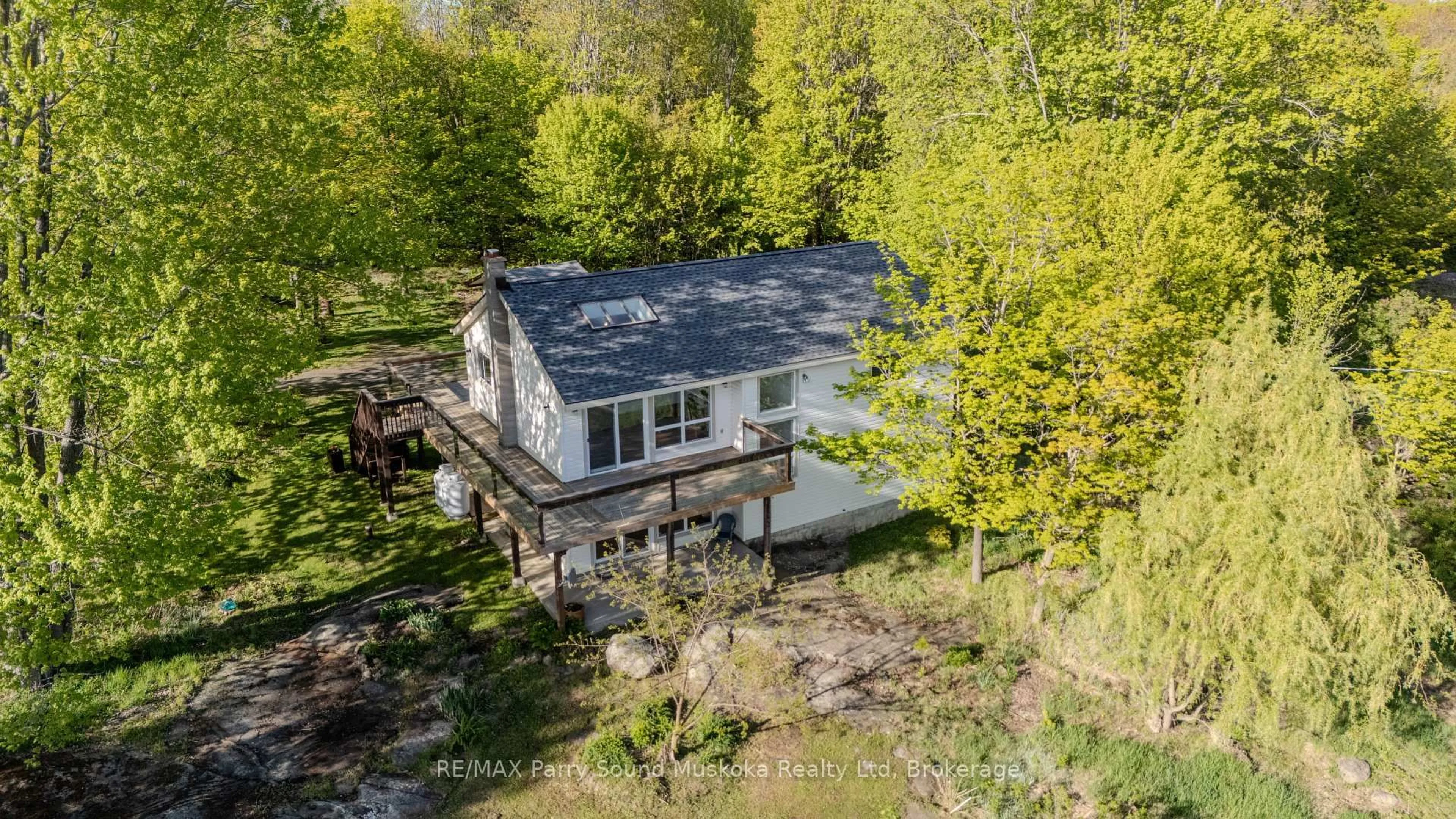 A pic from outside/outdoor area/front of a property/back of a property/a pic from drone, water/lake/river/ocean view for 17 Harriet St, McKellar Ontario P0G 1C0