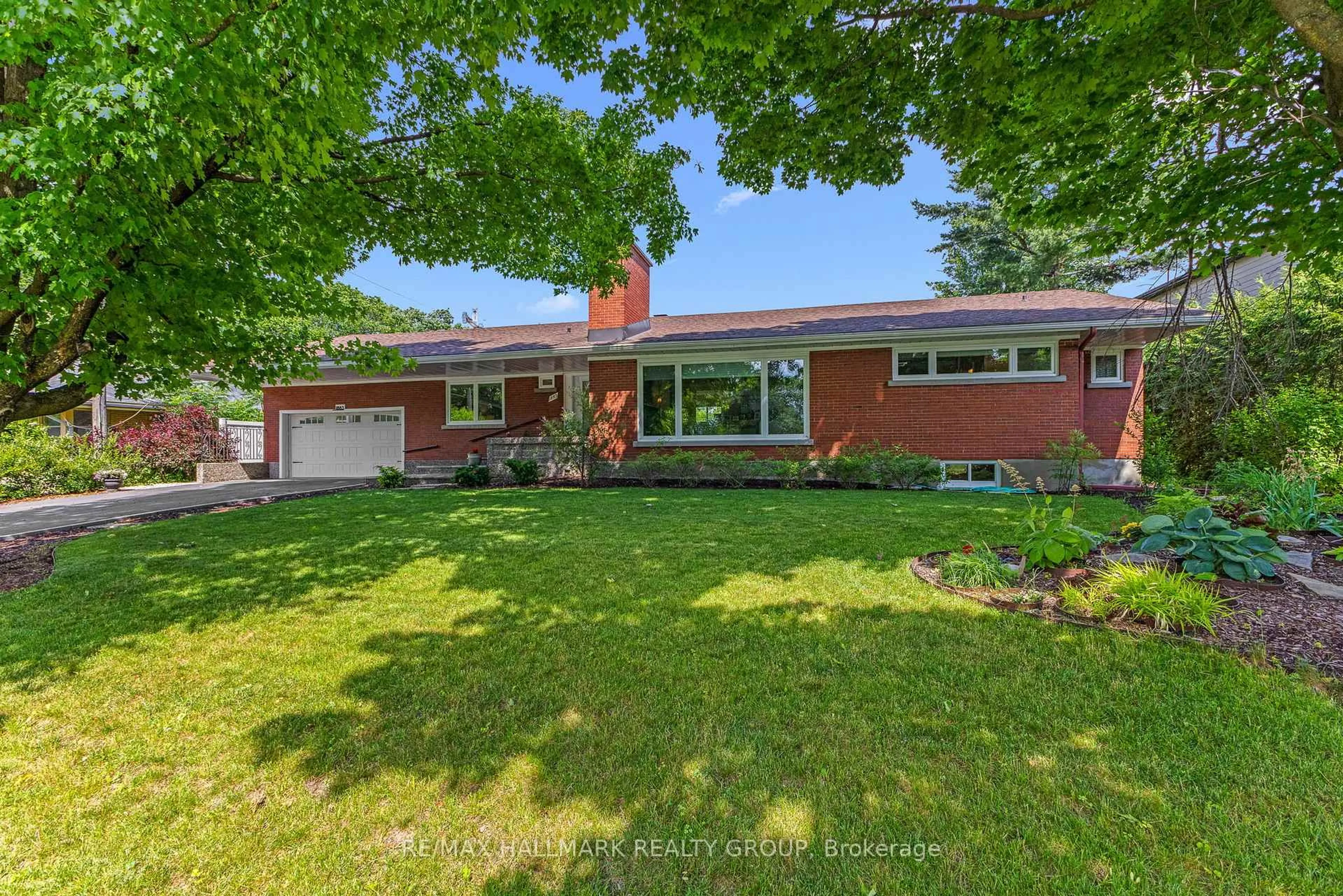 A pic from outside/outdoor area/front of a property/back of a property/a pic from drone, street for 1883 Barnhart Pl, Ottawa Ontario K1H 5B5