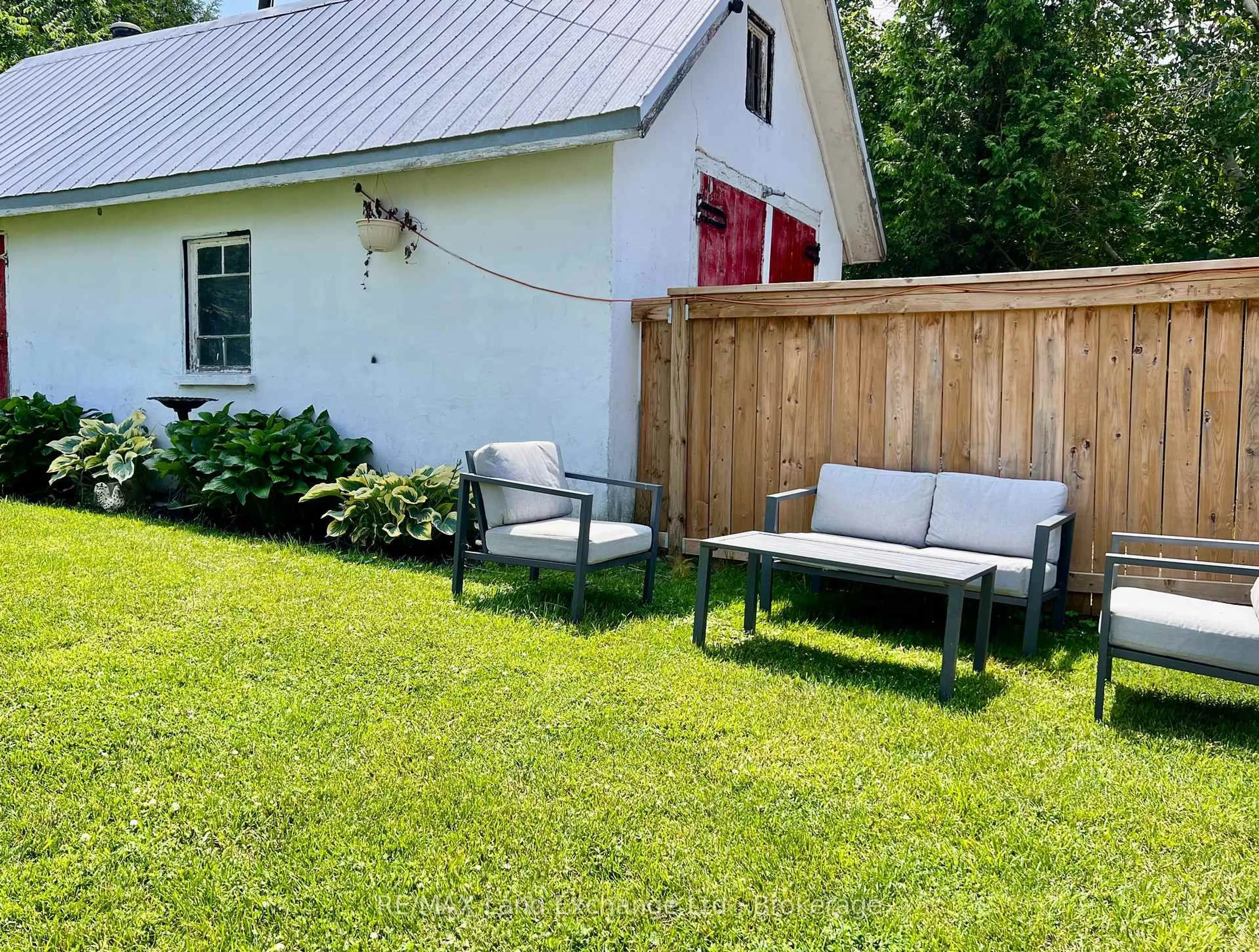 Patio, street for 523 Outram St, Huron-Kinloss Ontario N0G 2H0