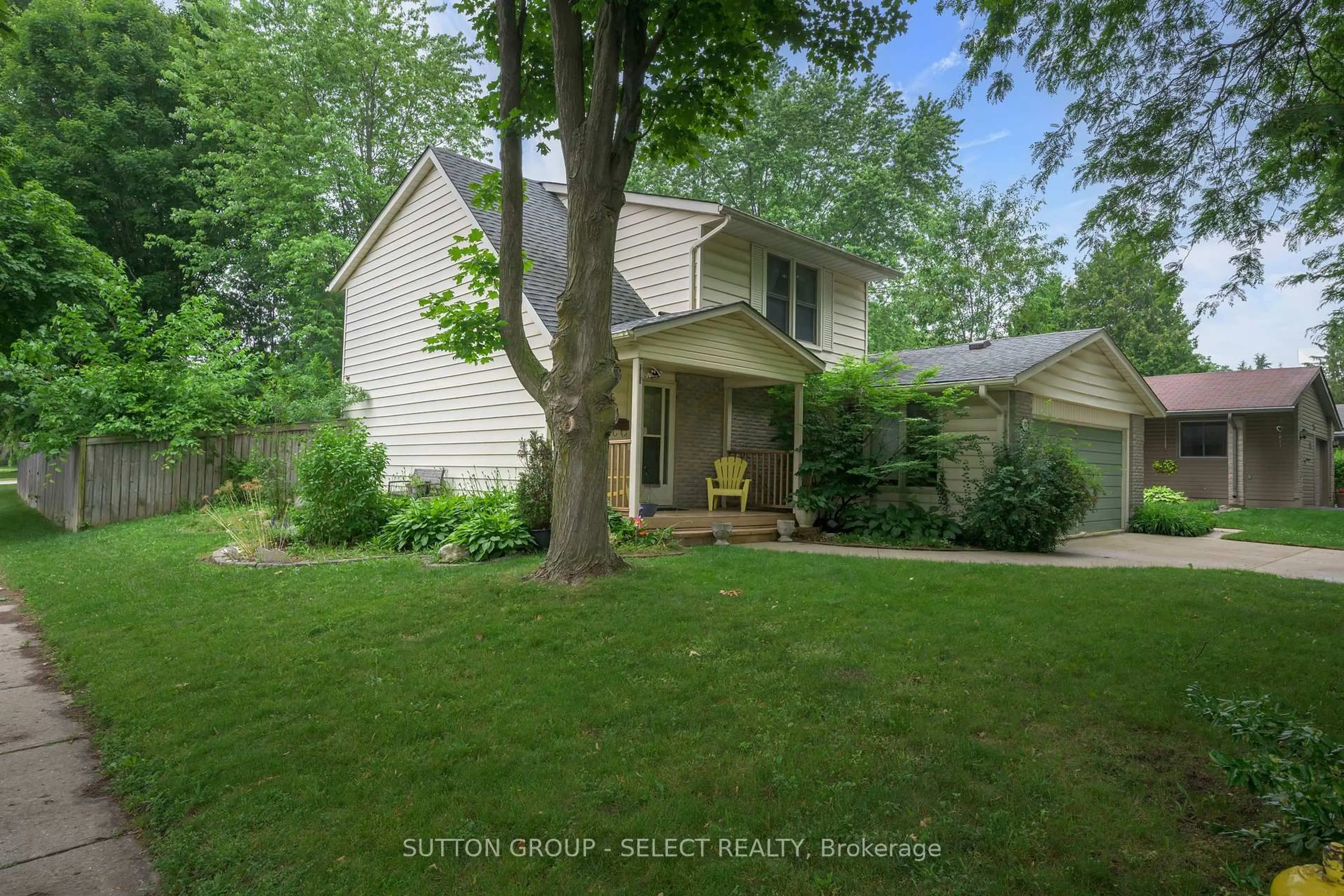 A pic from outside/outdoor area/front of a property/back of a property/a pic from drone, street for 257 Edgehill Cres, London North Ontario N6G 2T6