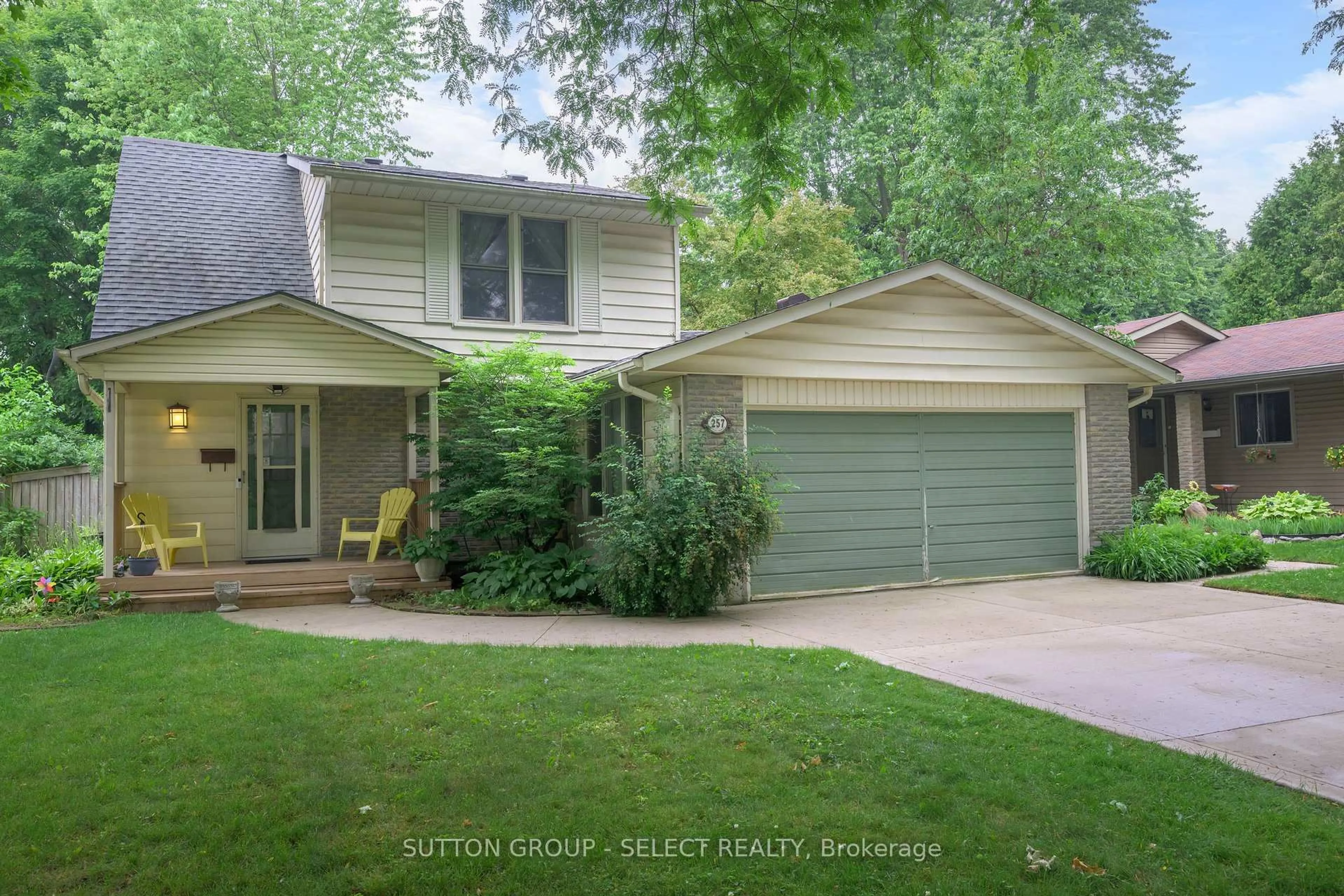 Home with vinyl exterior material, street for 257 Edgehill Cres, London North Ontario N6G 2T6