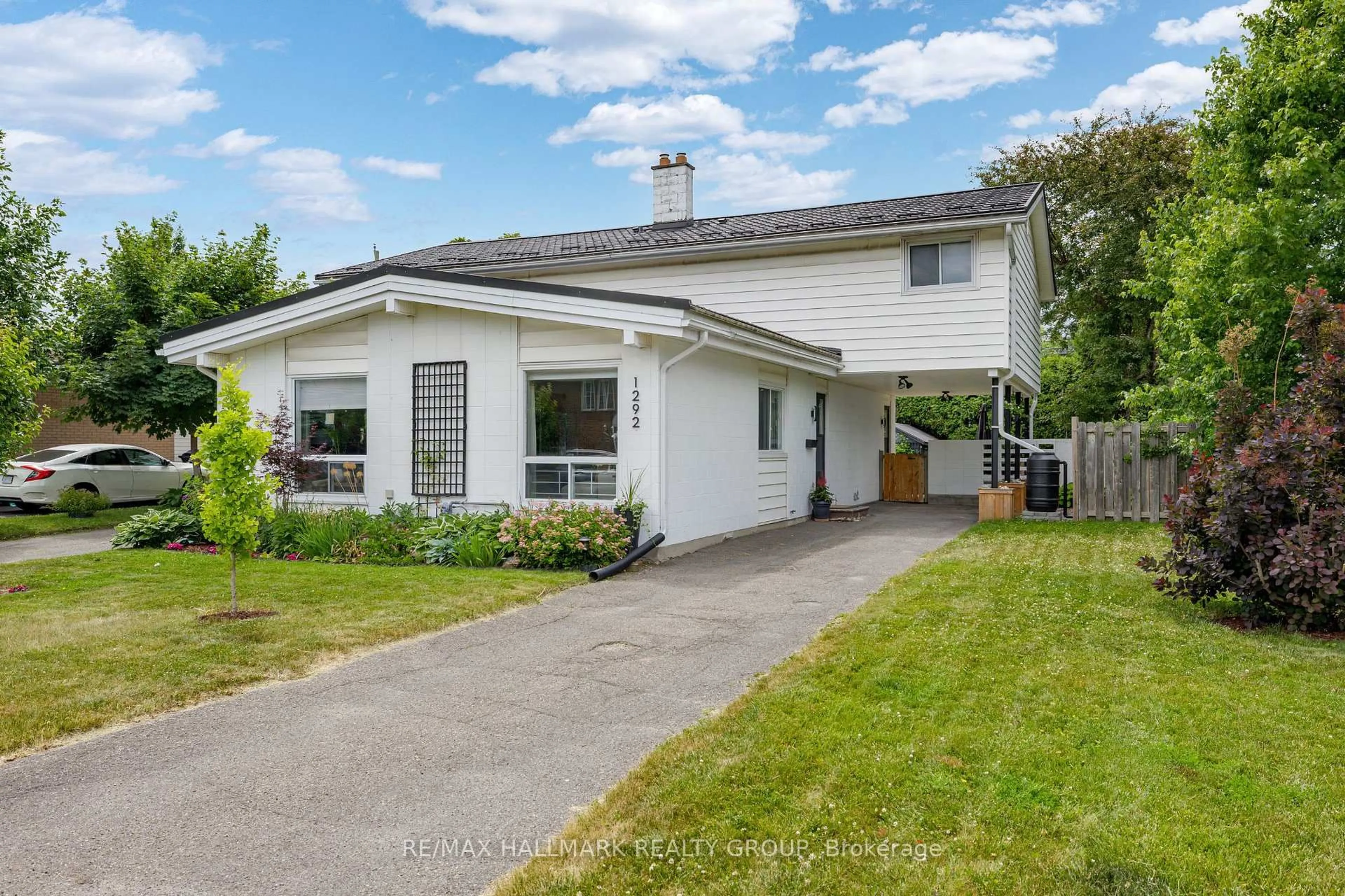 A pic from outside/outdoor area/front of a property/back of a property/a pic from drone, street for 1292 Henry Farm Dr, Ottawa Ontario K2C 2E4