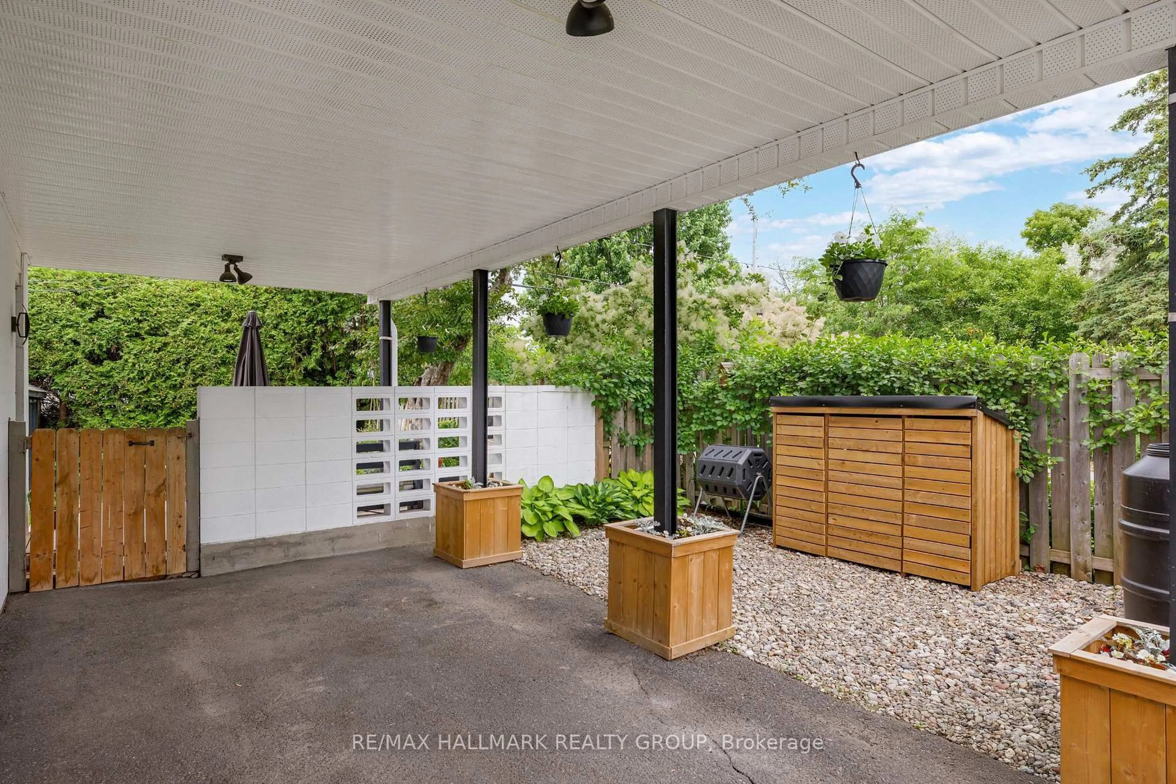 Patio, unknown for 1292 Henry Farm Dr, Ottawa Ontario K2C 2E4