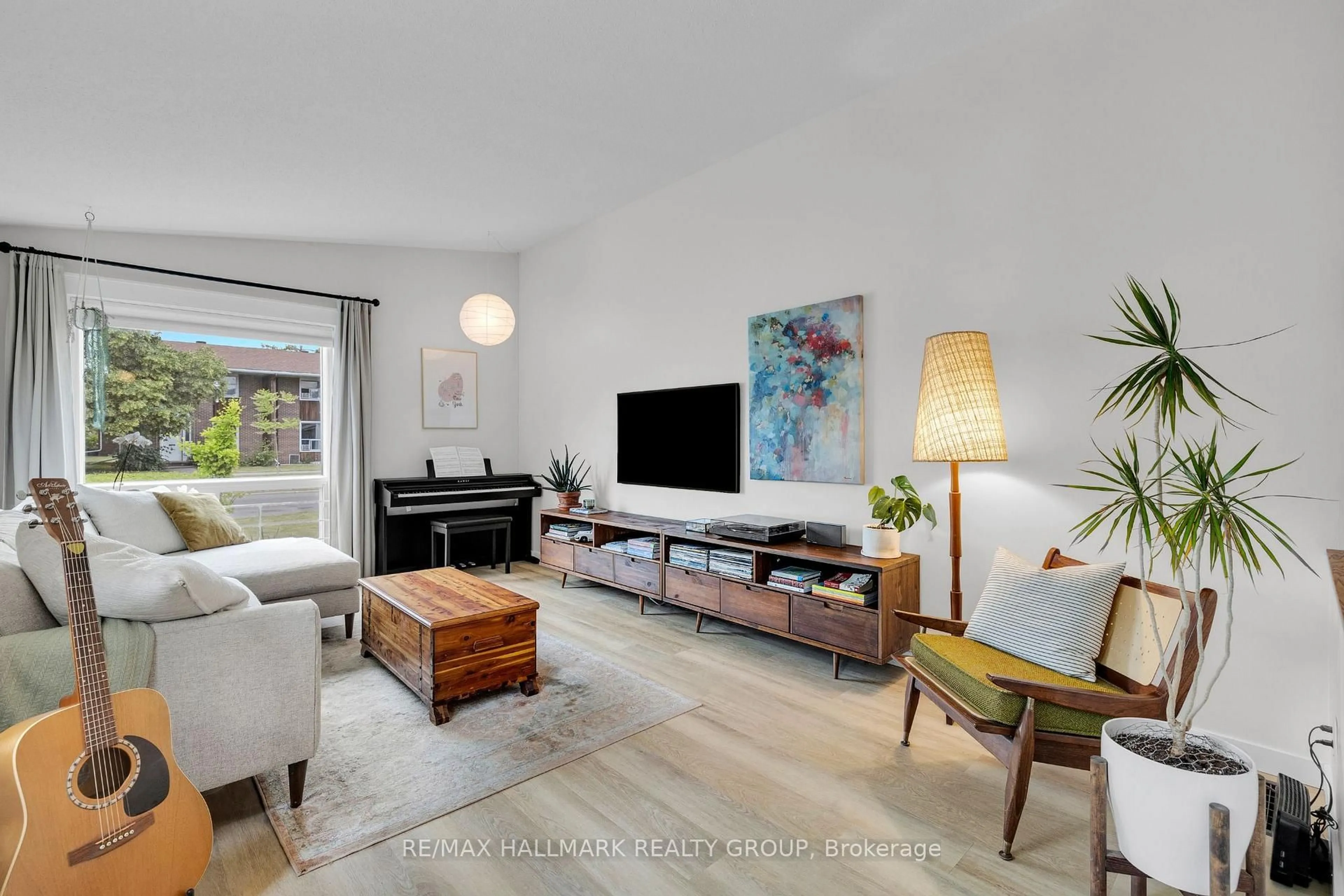 Living room with furniture, unknown for 1292 Henry Farm Dr, Ottawa Ontario K2C 2E4