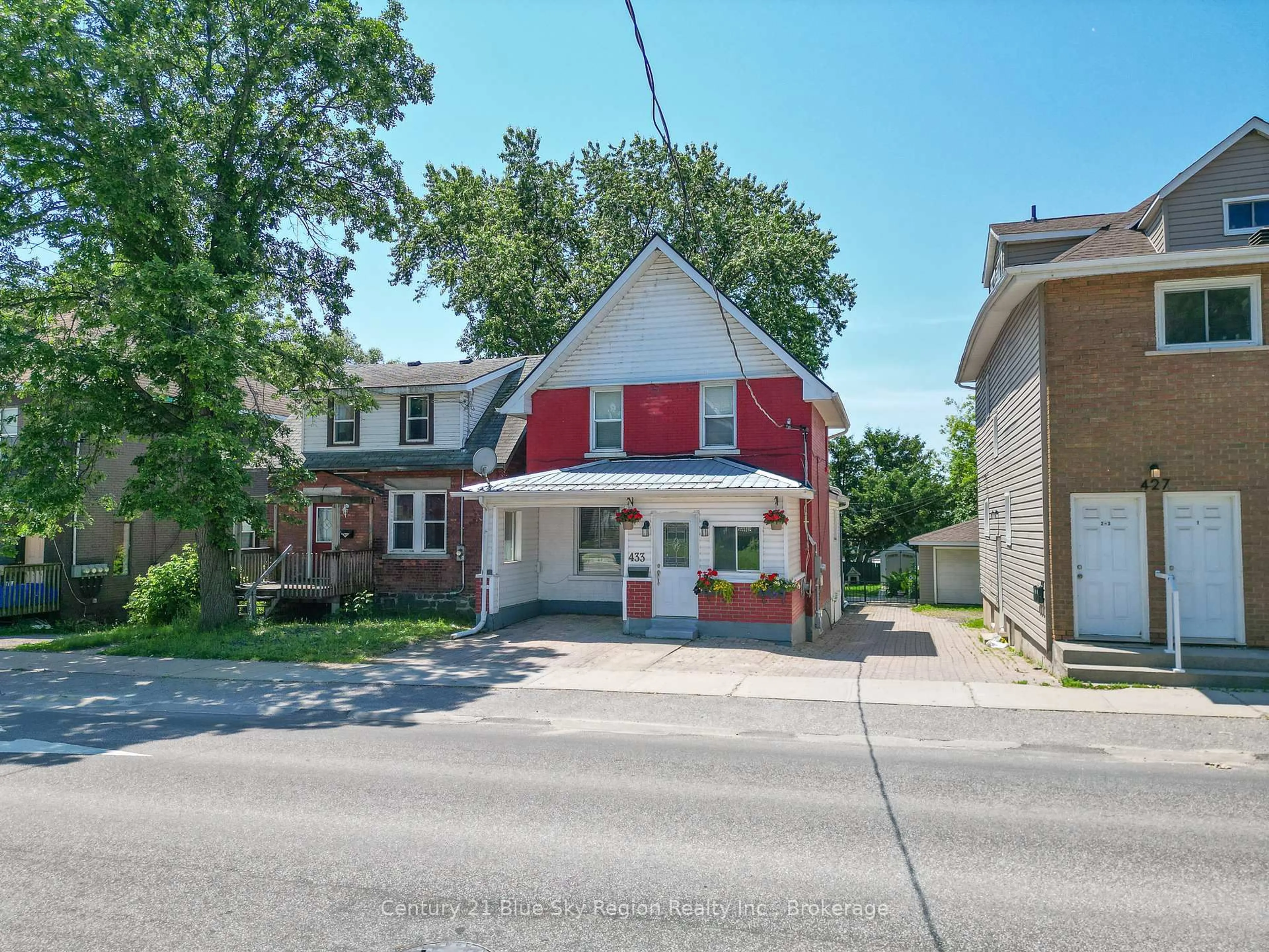 A pic from outside/outdoor area/front of a property/back of a property/a pic from drone, street for 433 Mcintyre St, North Bay Ontario P1B 1E1