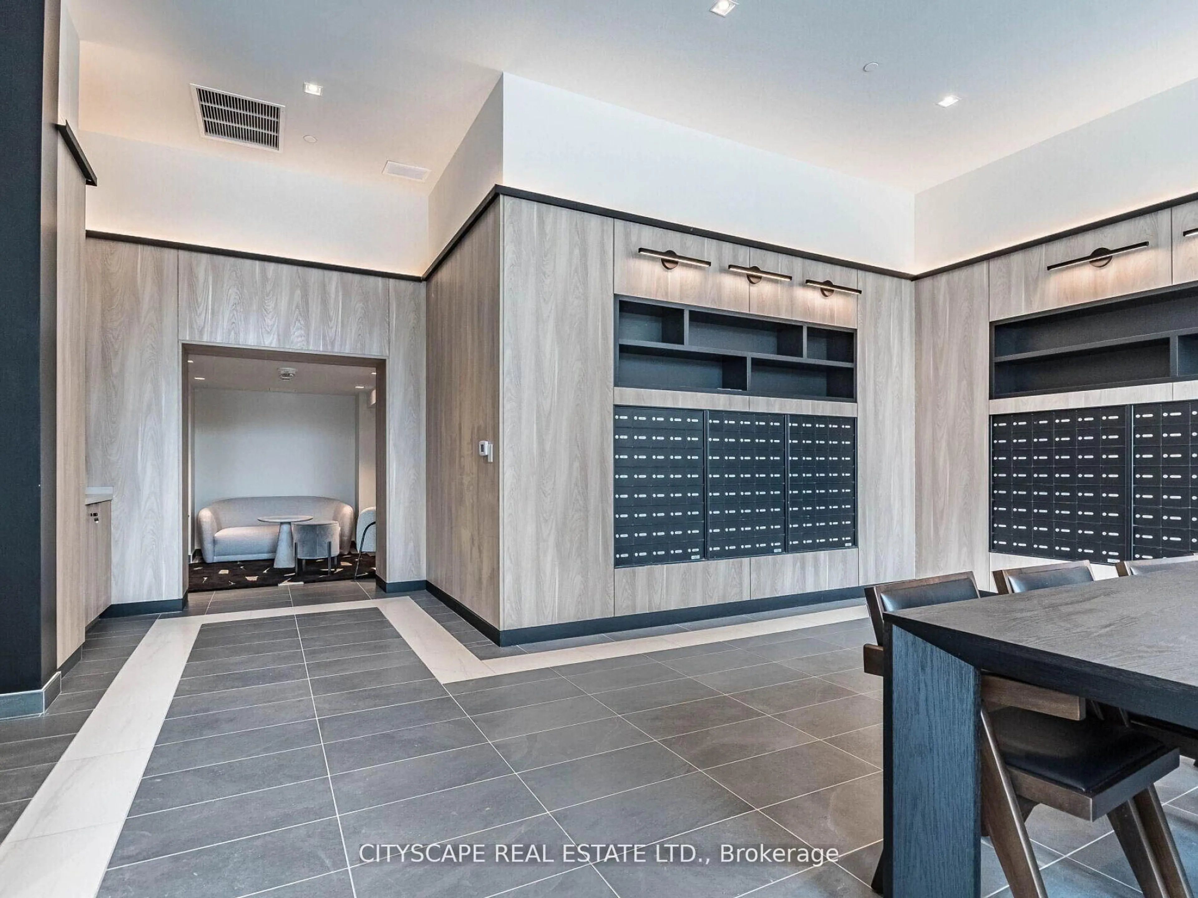 Indoor foyer for 1 Jarvis St #813, Hamilton Ontario L8R 3J2