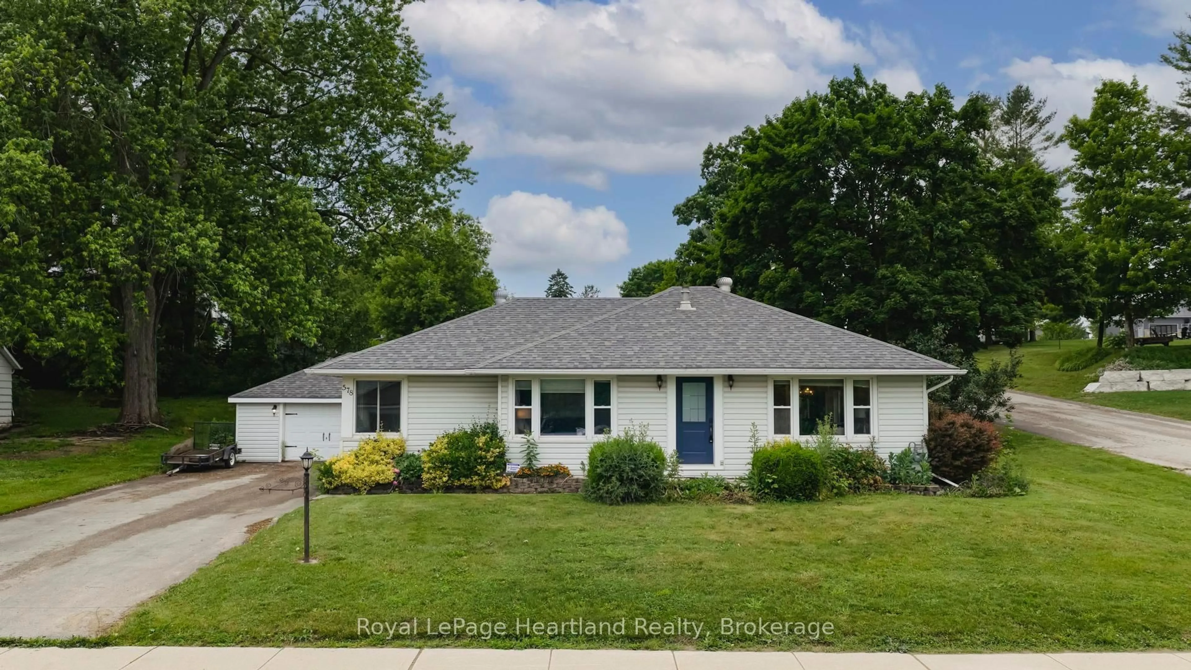 Home with vinyl exterior material, street for 578 STAUFFER St, Huron-Kinloss Ontario N0G 2H0